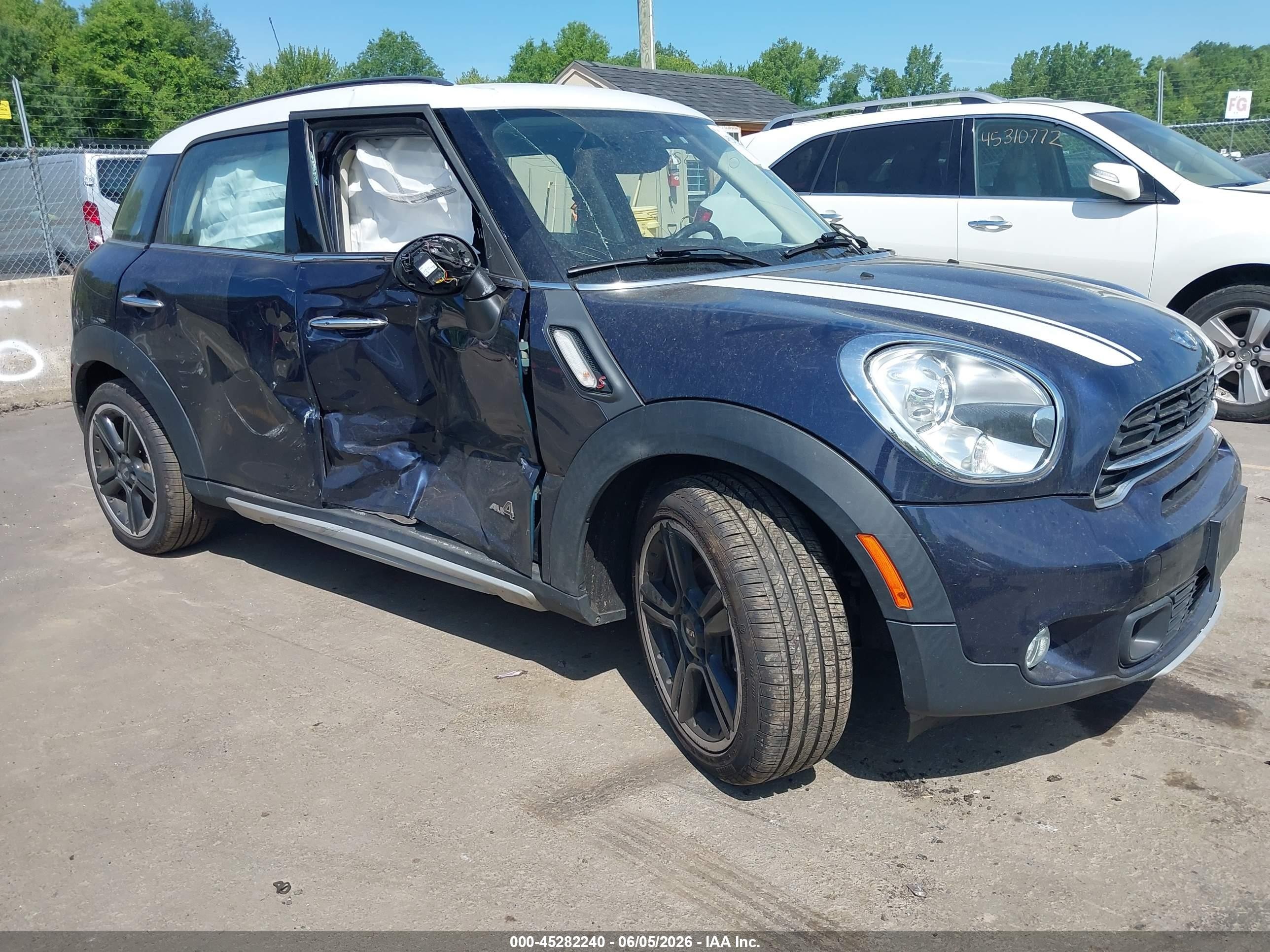 2015 MINI Countryman S, VIN WMWZC5C51FWP42980 — Side