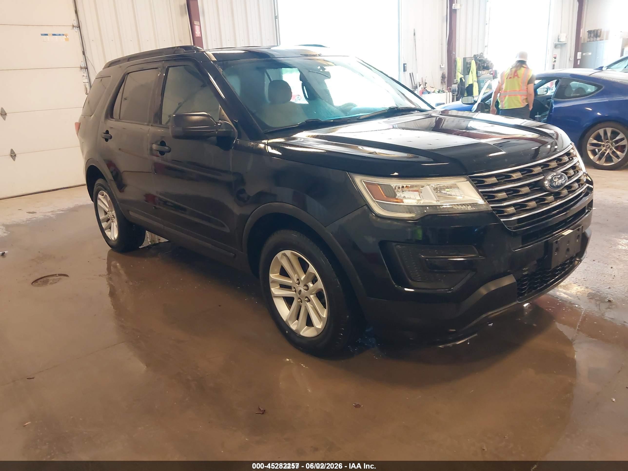 2017 Ford Explorer, VIN 1FM5K8B81HGC91883 — Normal wear