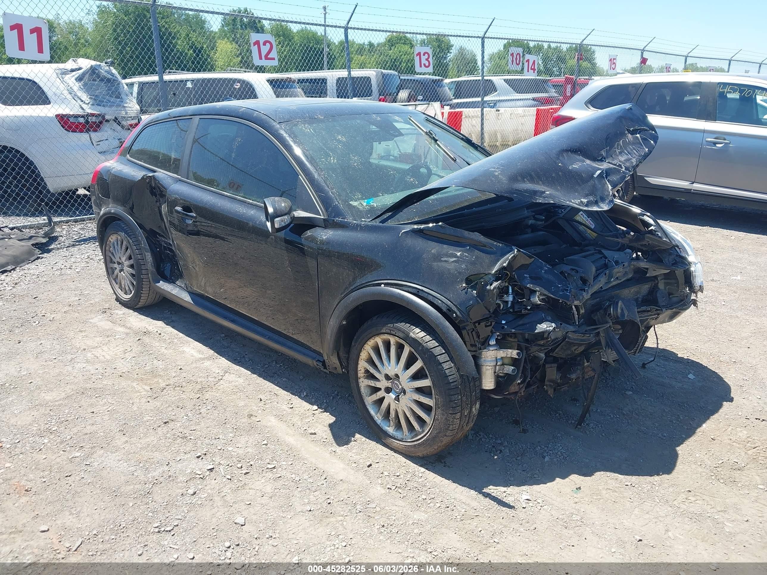2011 Volvo C30, VIN YV1672MKXB2224052 — Перед