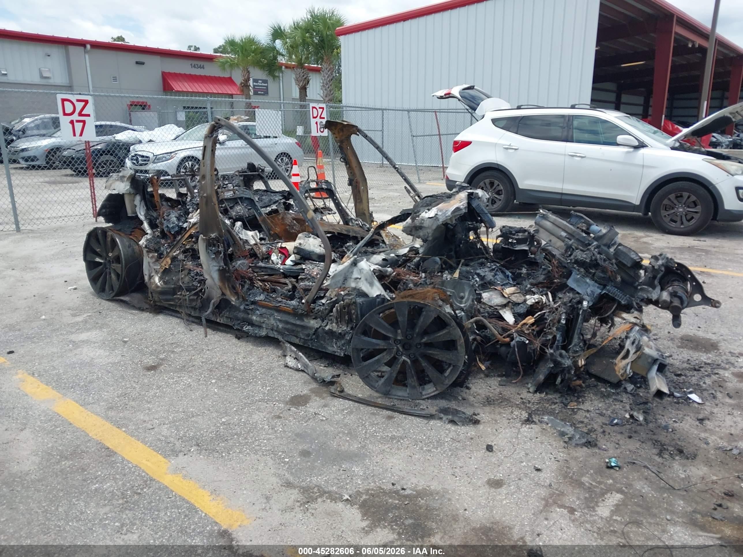 2022 Tesla Model X Plaid, VIN 7SAXCBE69NF340581 — Burn