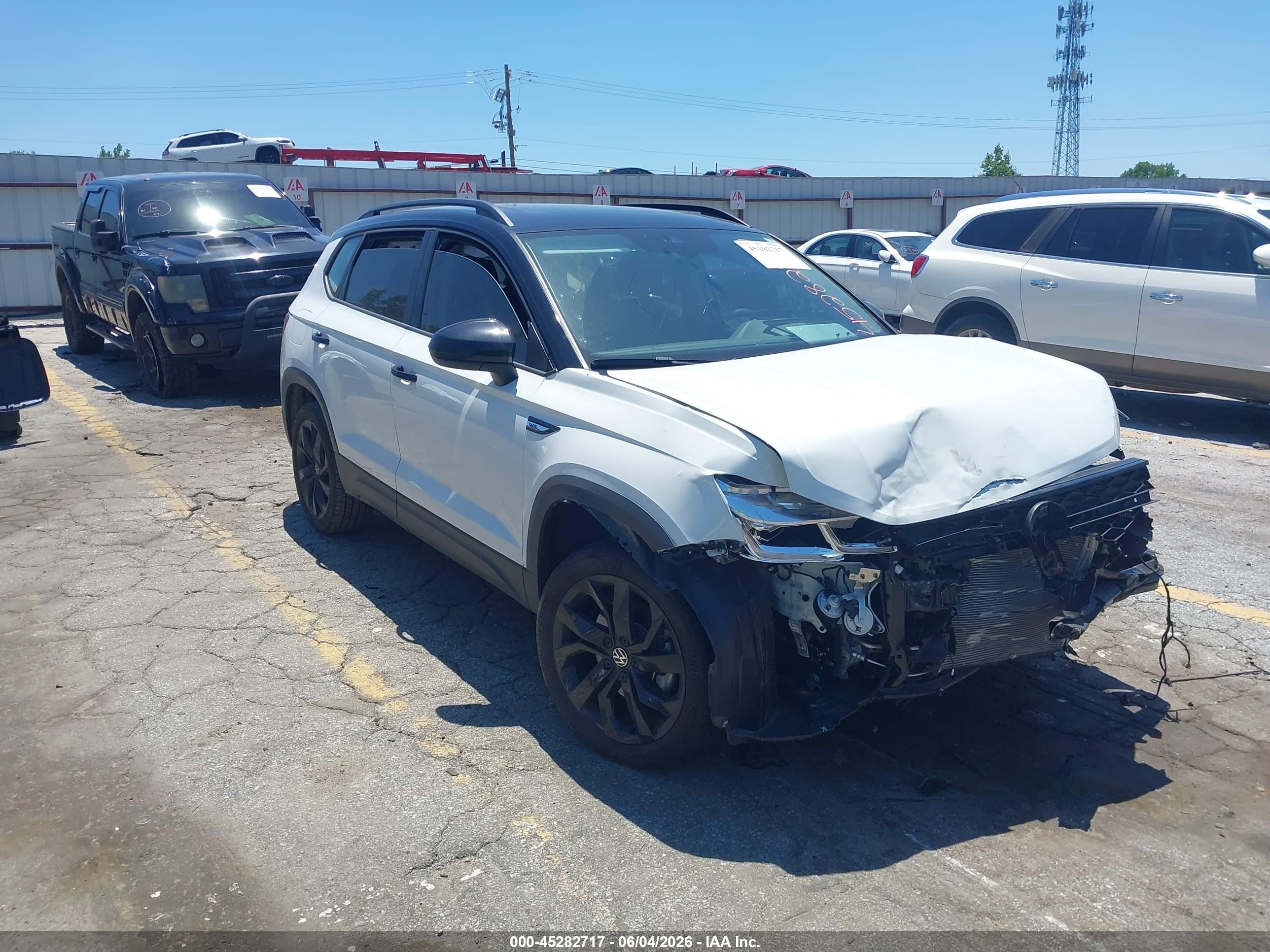 2024 Volkswagen Taos SE Black, VIN 3VVJX7B24RM087890 — Front end