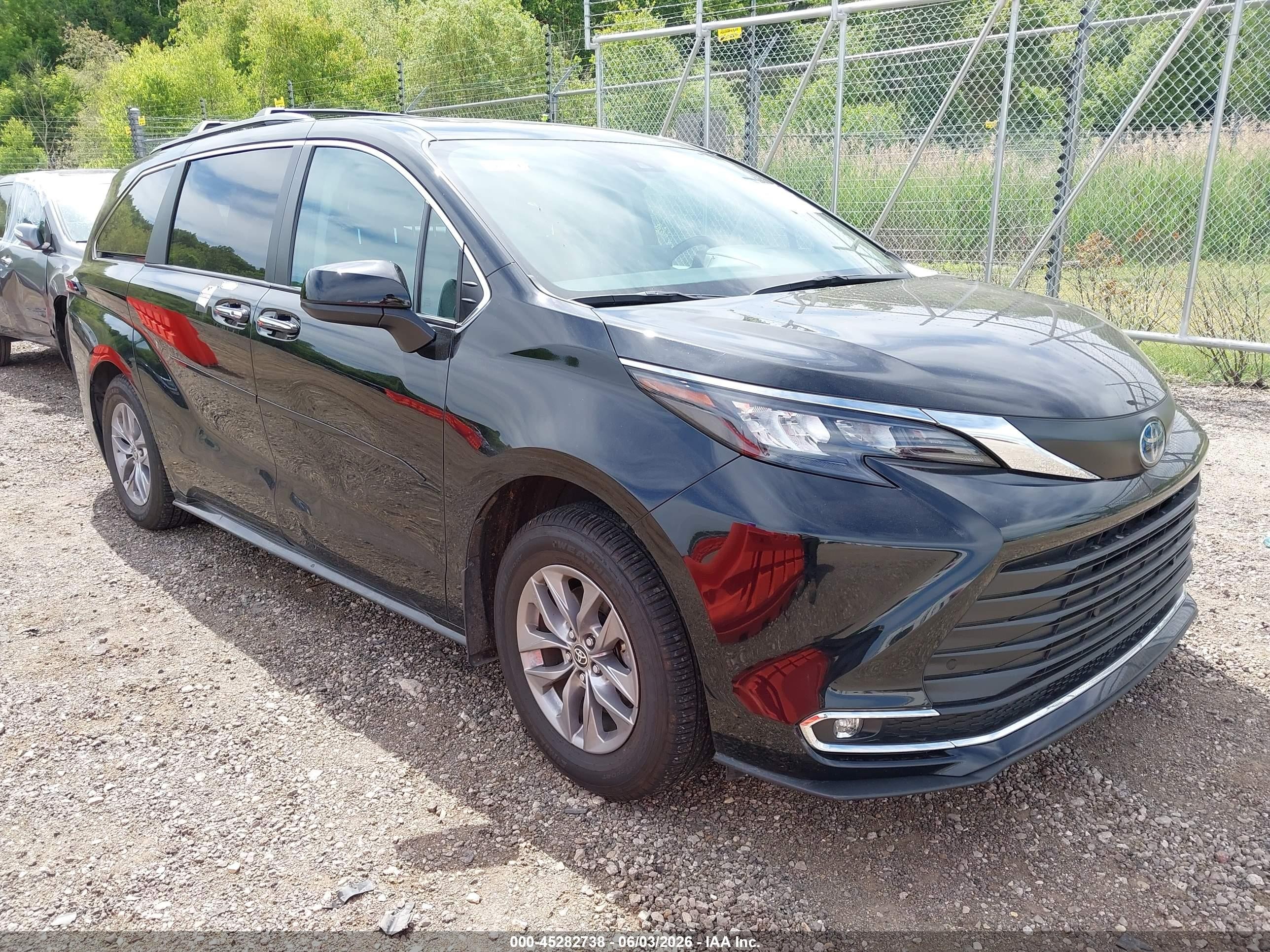 2024 Toyota Sienna XLE, VIN 5TDJRKEC6RS204689 — Rear end