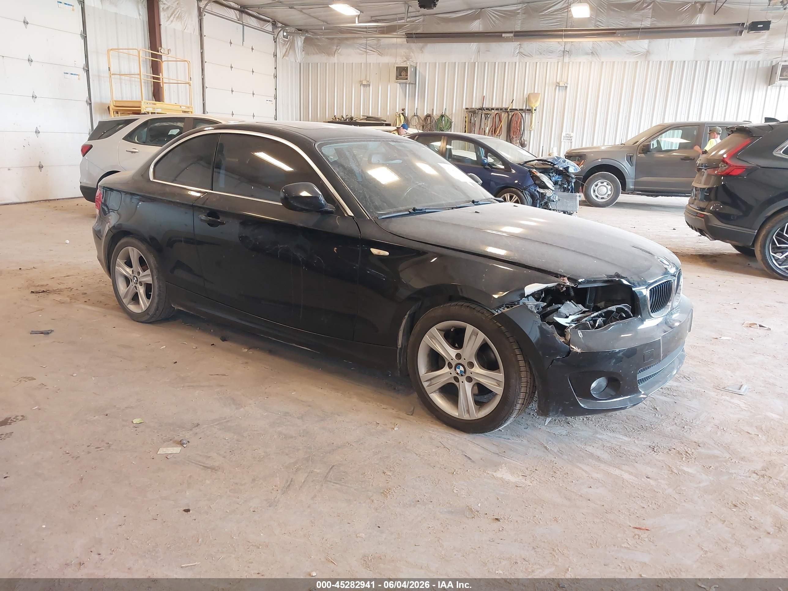2012 BMW 1 Series 128i, VIN WBAUP7C56CVP22736 — Перед