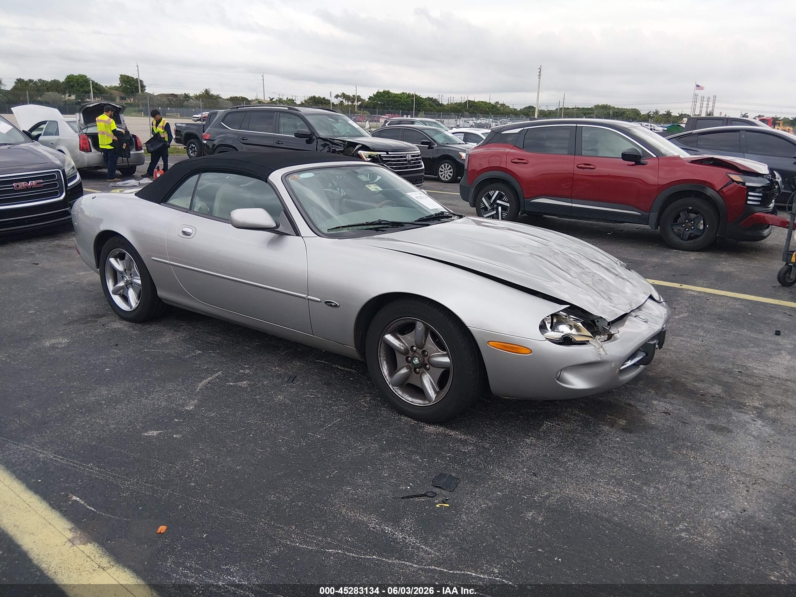 1999 Jaguar XK, VIN SAJGX2046XC034043 — Front end