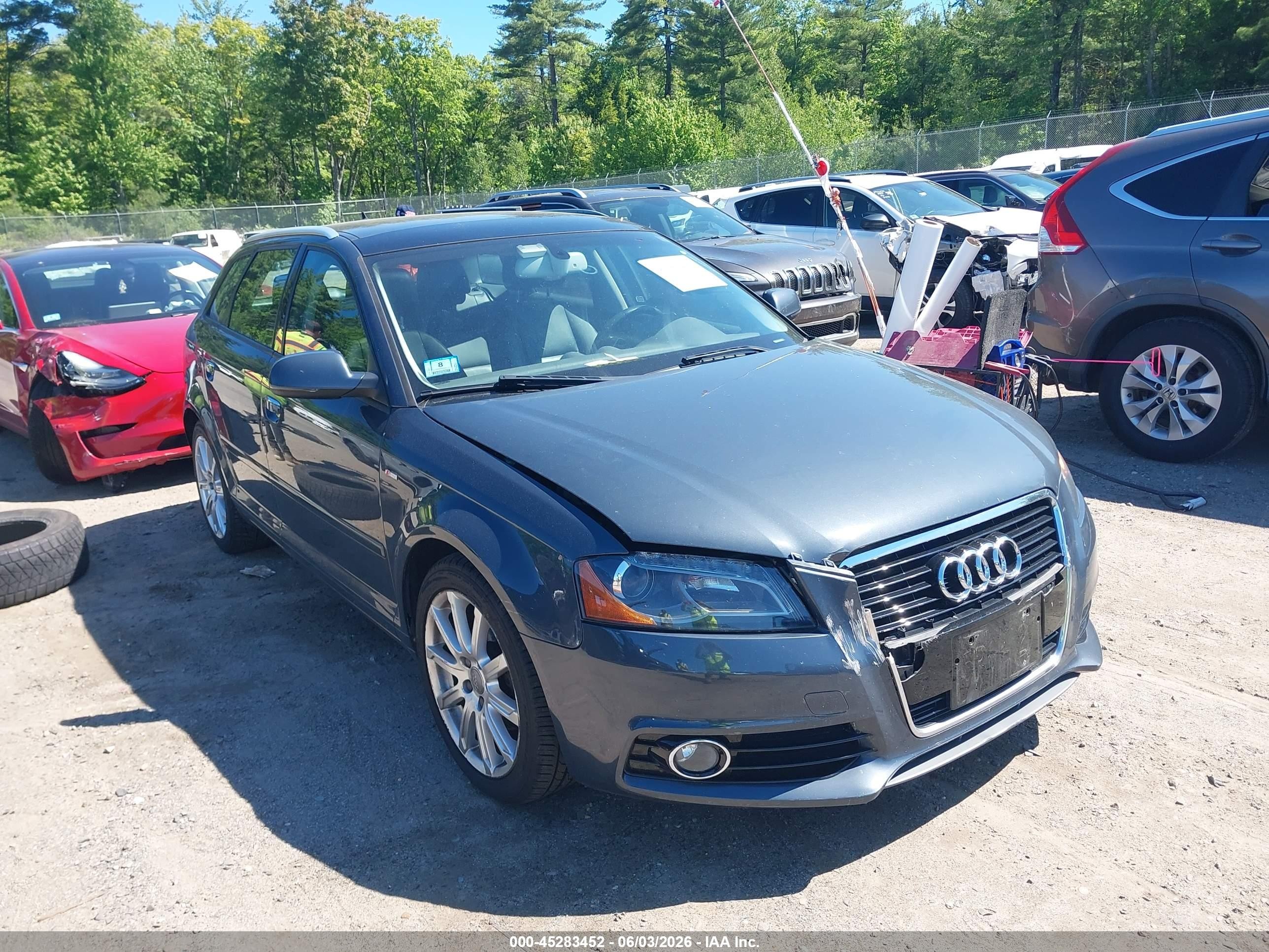 2013 Audi A3 Premium Plus, VIN WAUKJAFM4DA018407 — Перед