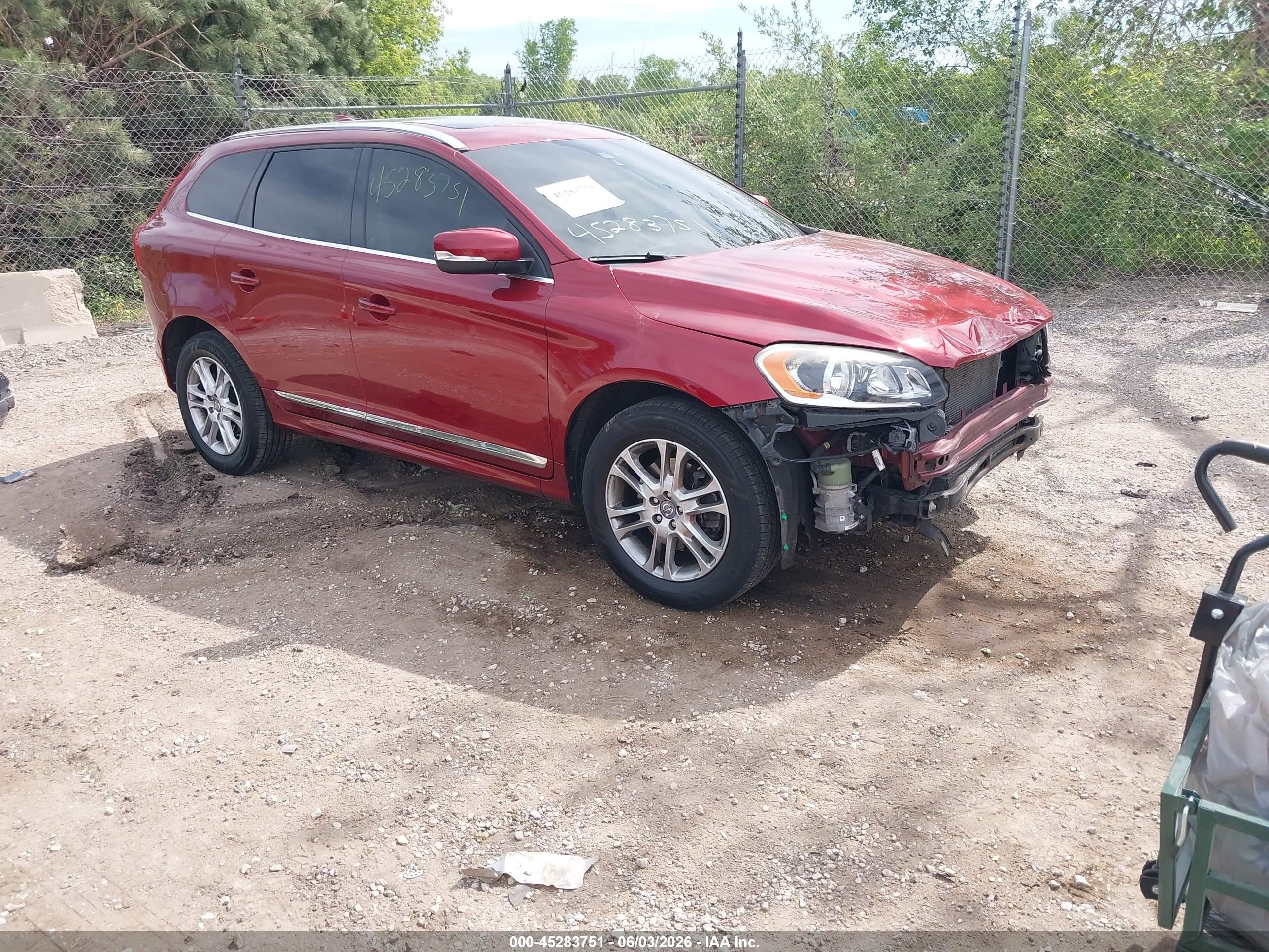 2015 Volvo XC60 T5 Drive-E Premier, VIN YV440MDK4F2691435 — Front end