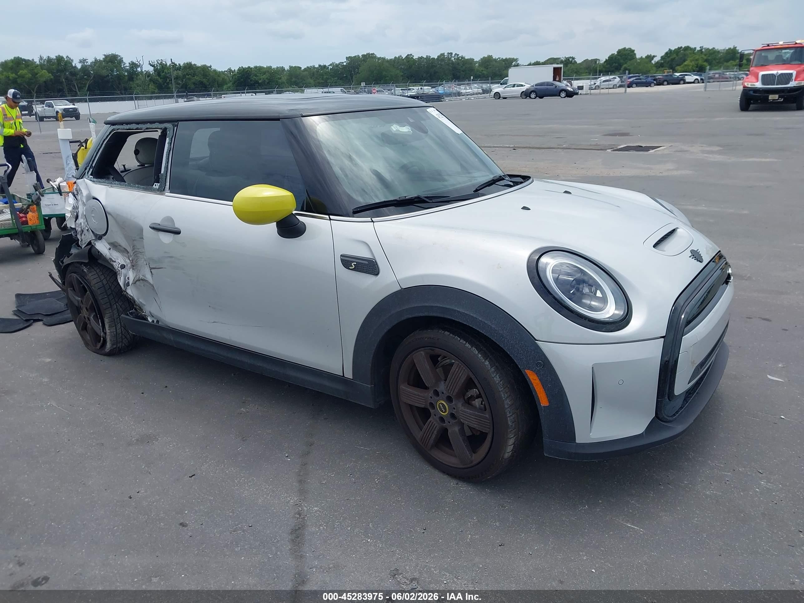 2022 MINI Hardtop Cooper SE, VIN WMW13DJ09N2R93413 — Зад