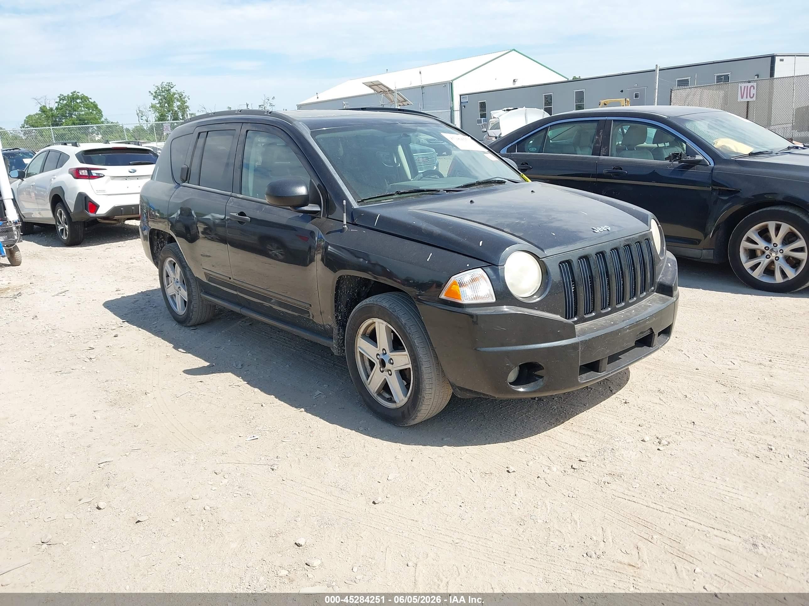 2008 Jeep Compass Sport, VIN 1J8FT47028D766906 — Бок