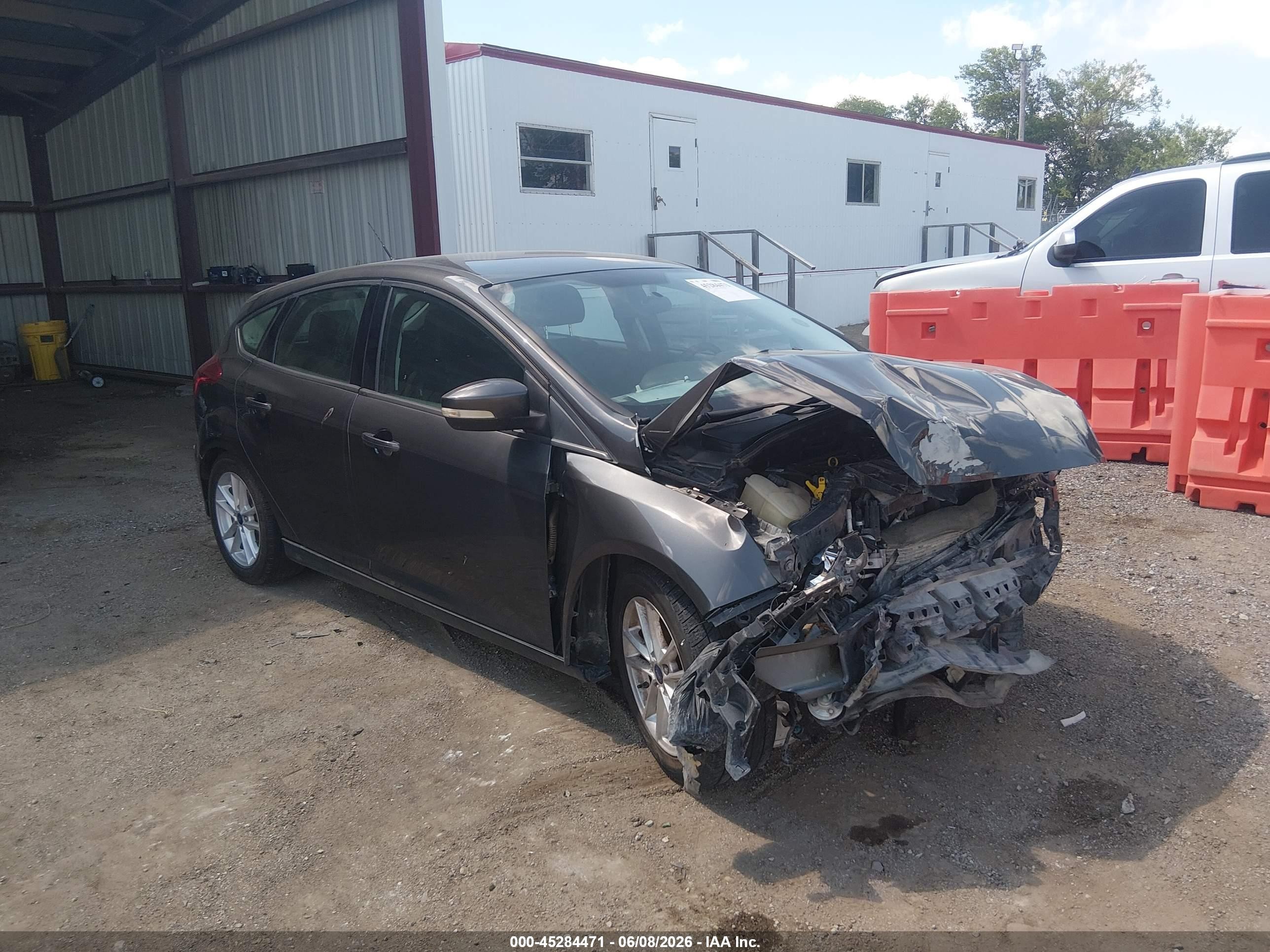 2016 Ford Focus SE, VIN 1FADP3K22GL361063 — Front end