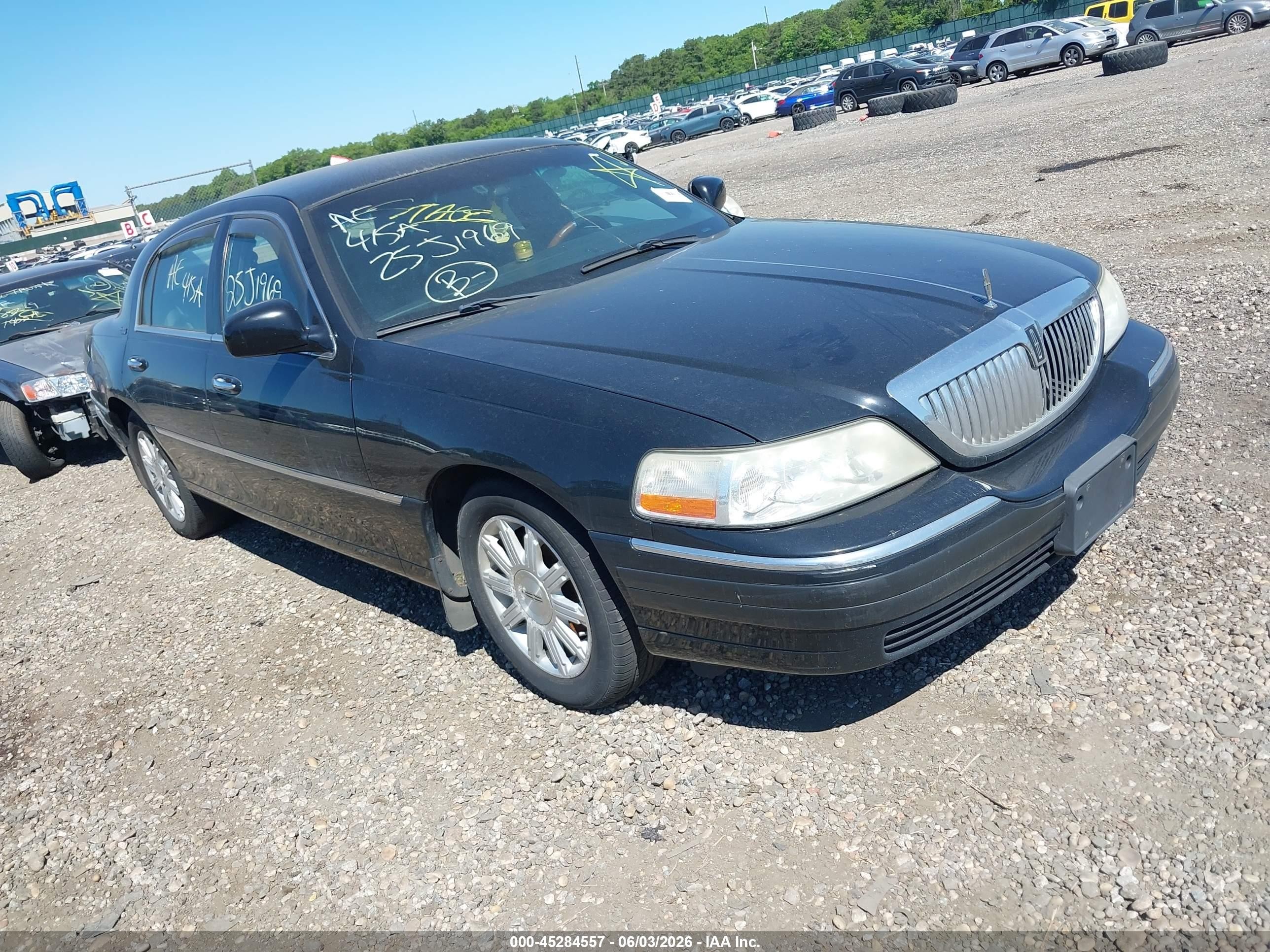 2011 Lincoln Town Car Signature Limited, VIN 2LNBL8CV9BX760742 — Front end