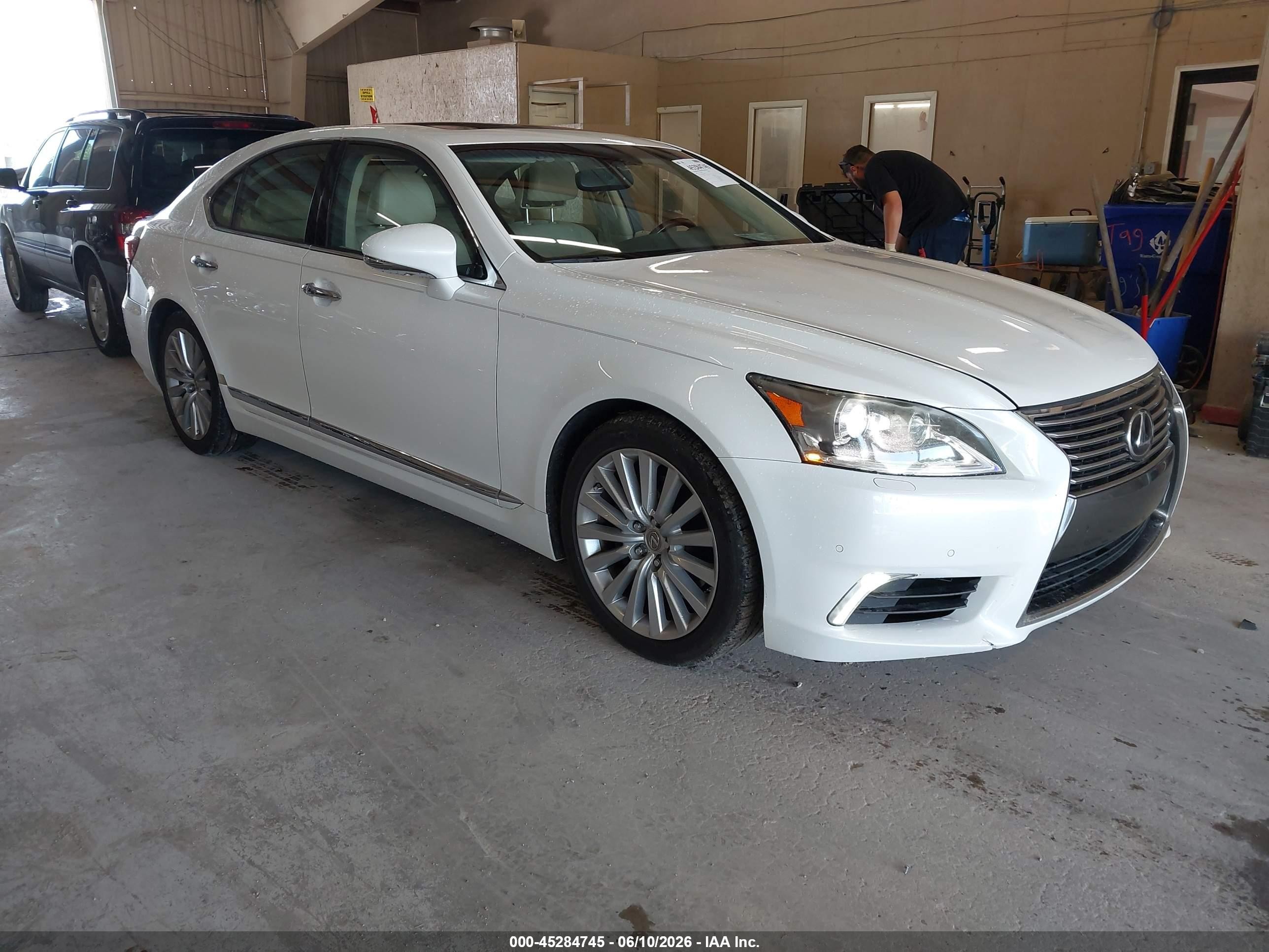 2013 Lexus LS 460, VIN JTHBL5EF8D5120078 — Rear end