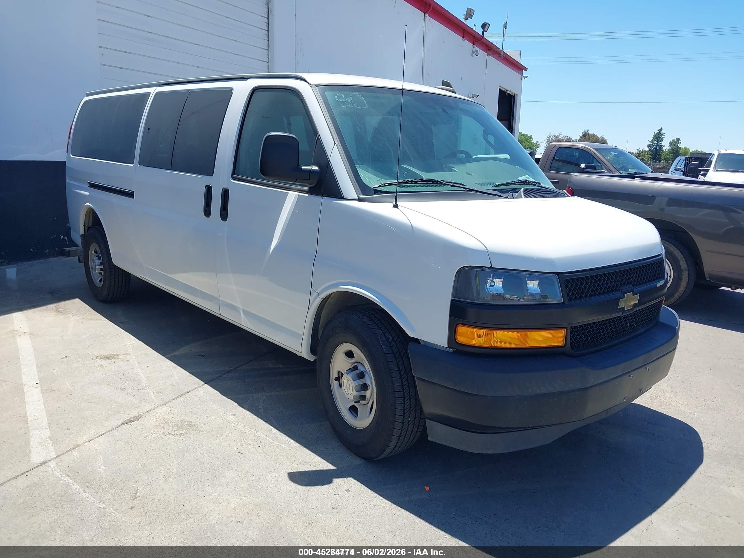 2018 Chevrolet Express Passenger LS, VIN 1GAZGNFG7J1275597 — Normal wear