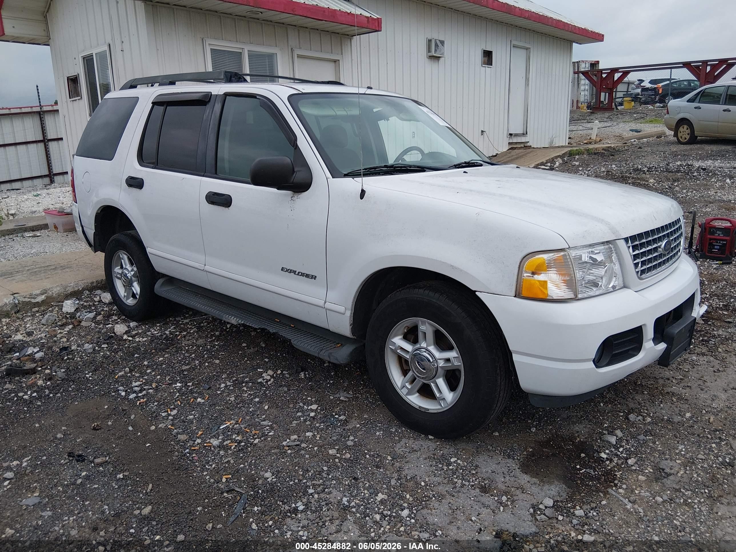 2005 Ford Explorer XLT, VIN 1FMZU73K85ZA13935 — Front end