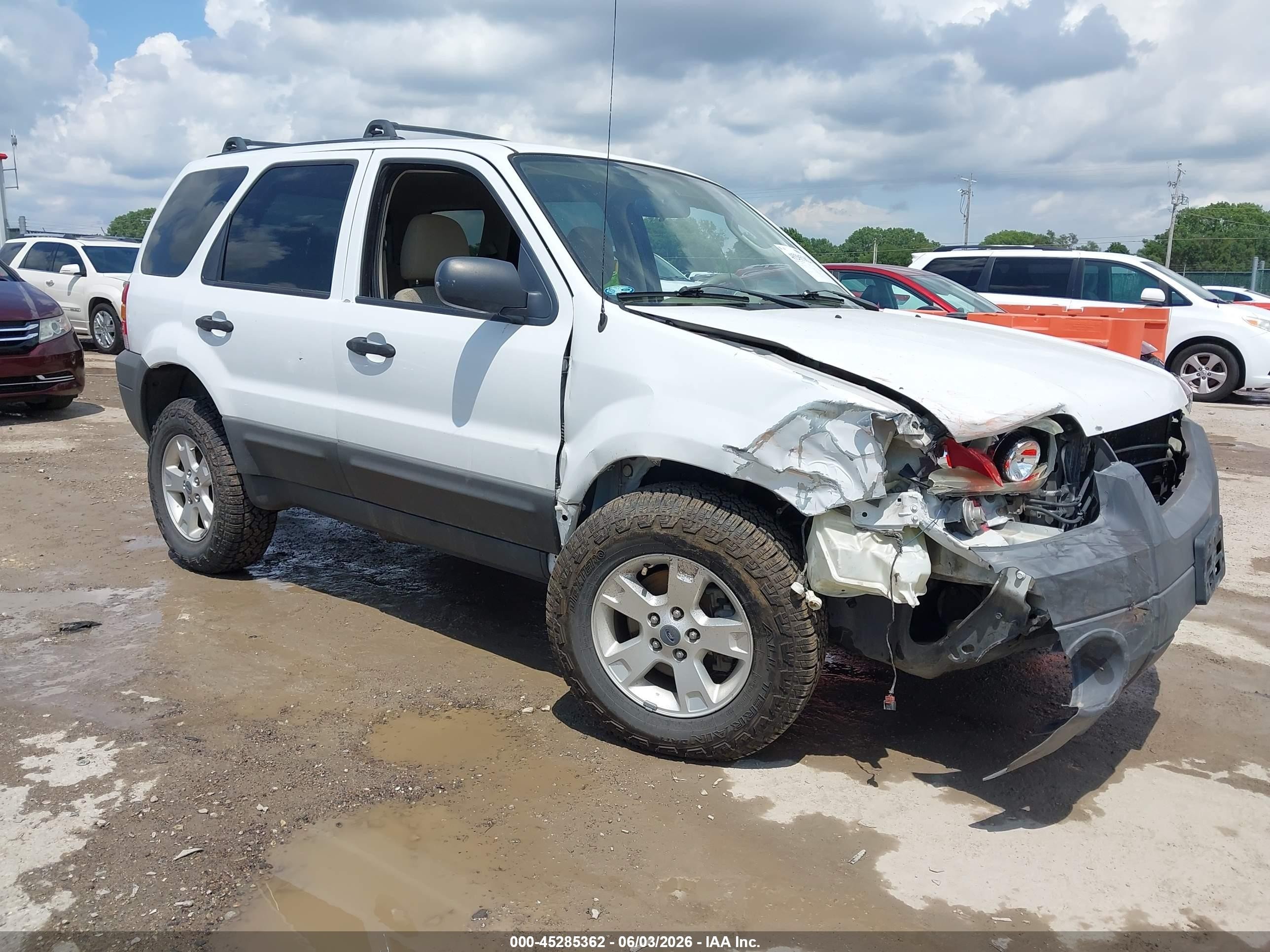 2005 Ford Escape XLT, VIN 1FMYU93155DA22619 — Front end