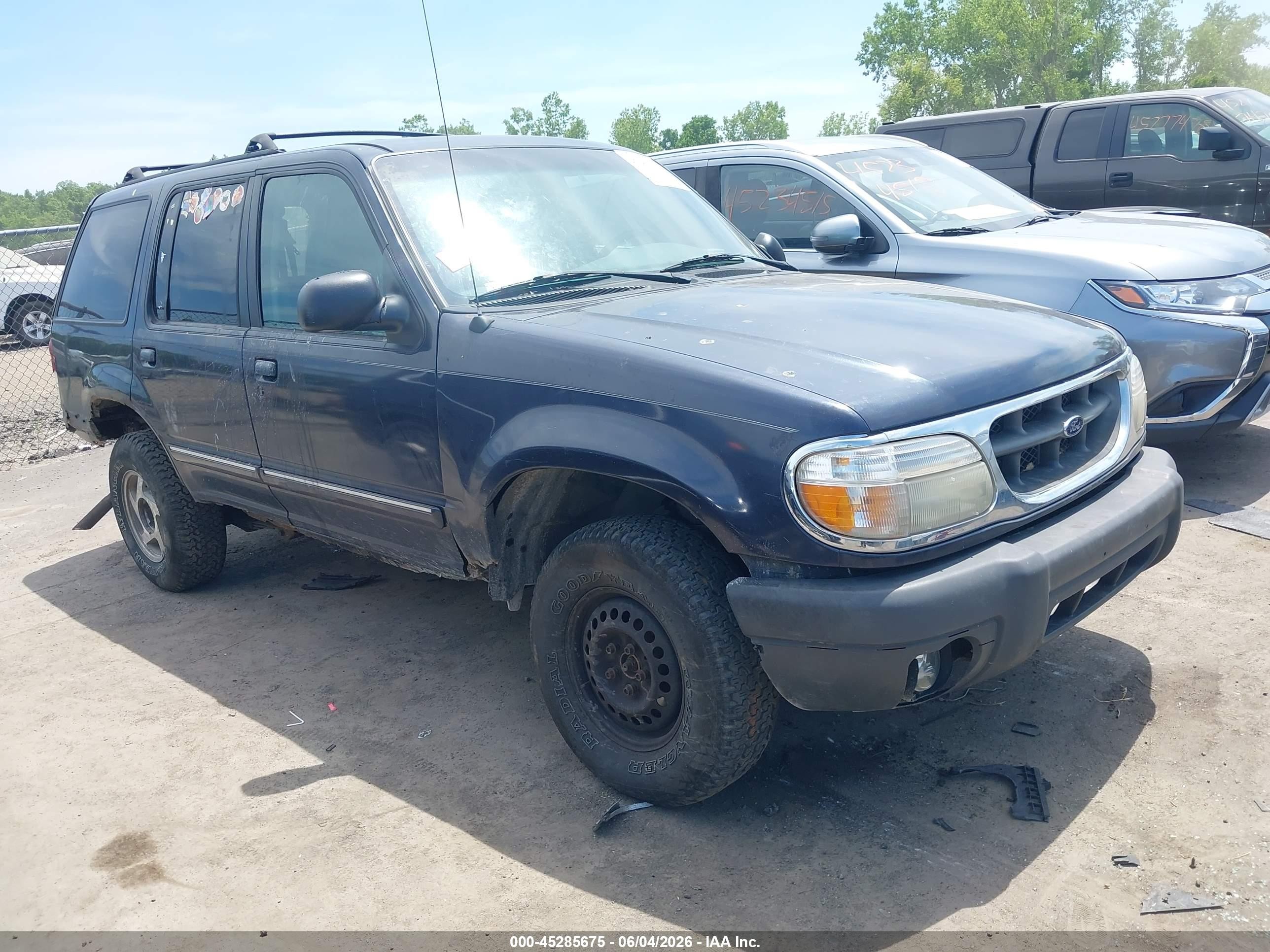 2001 Ford Explorer XLT, VIN 1FMZU73E11ZA65606 — Rear end