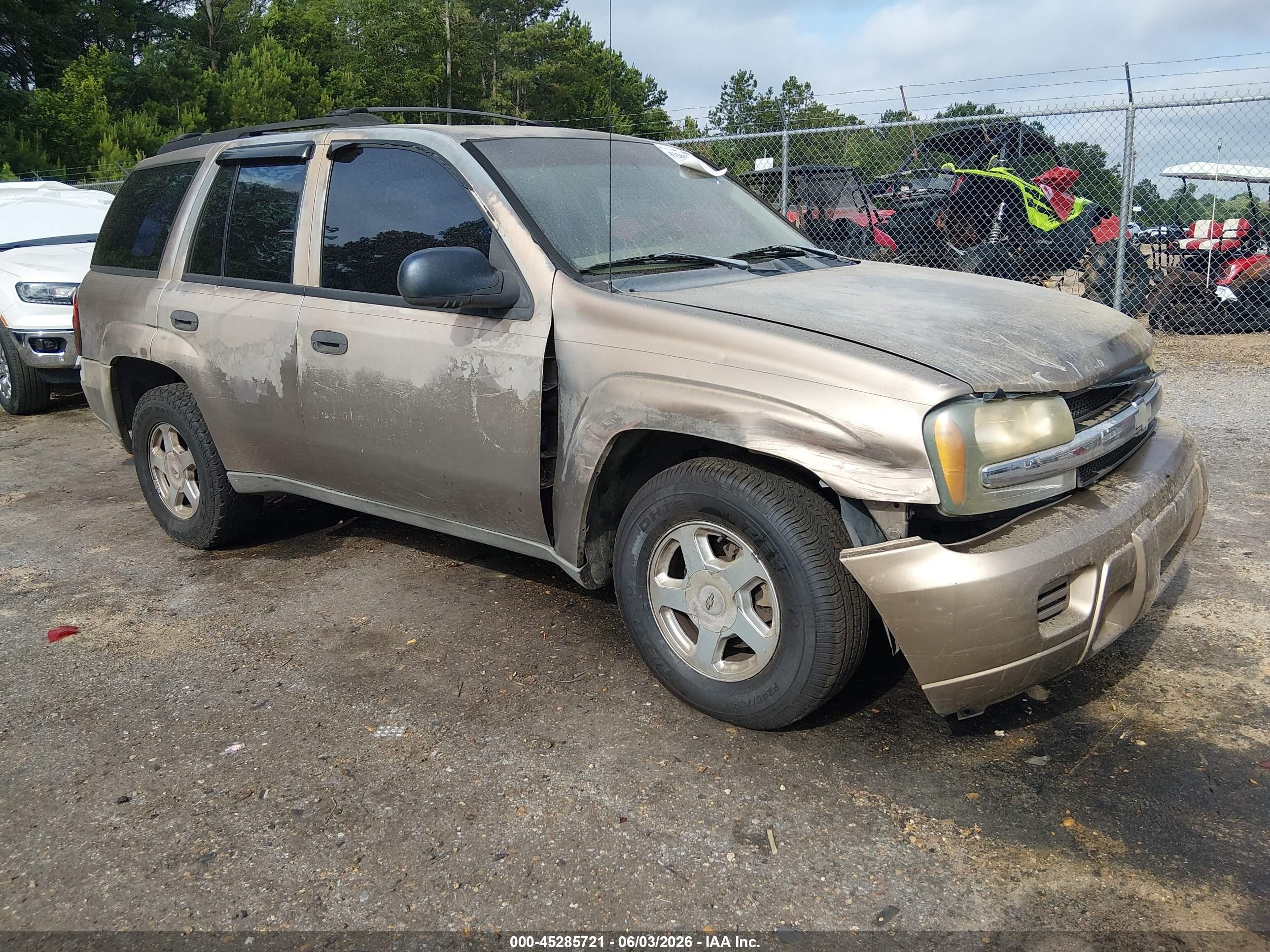 2002 Chevrolet TrailBlazer LS, VIN 1GNDS13S422366556 — Front end