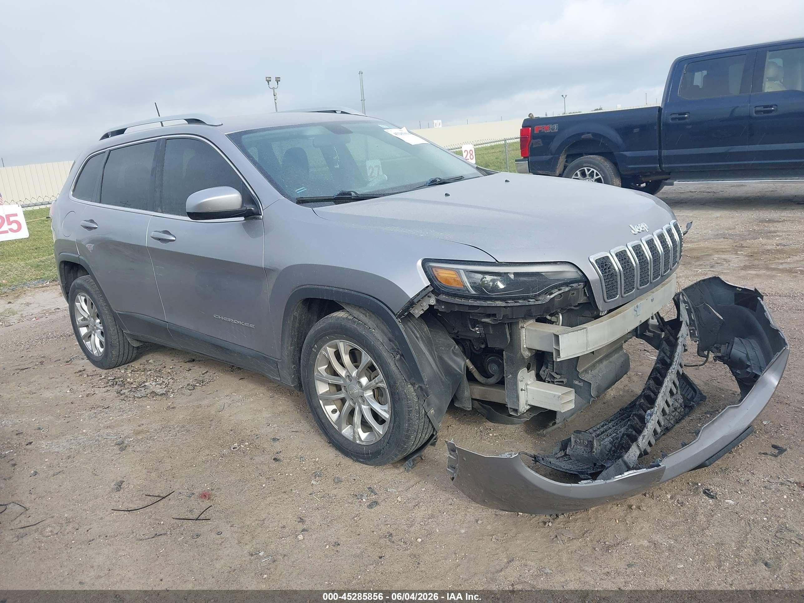 2019 Jeep Cherokee Latitude, VIN 1C4PJLCBXKD285733 — Front end