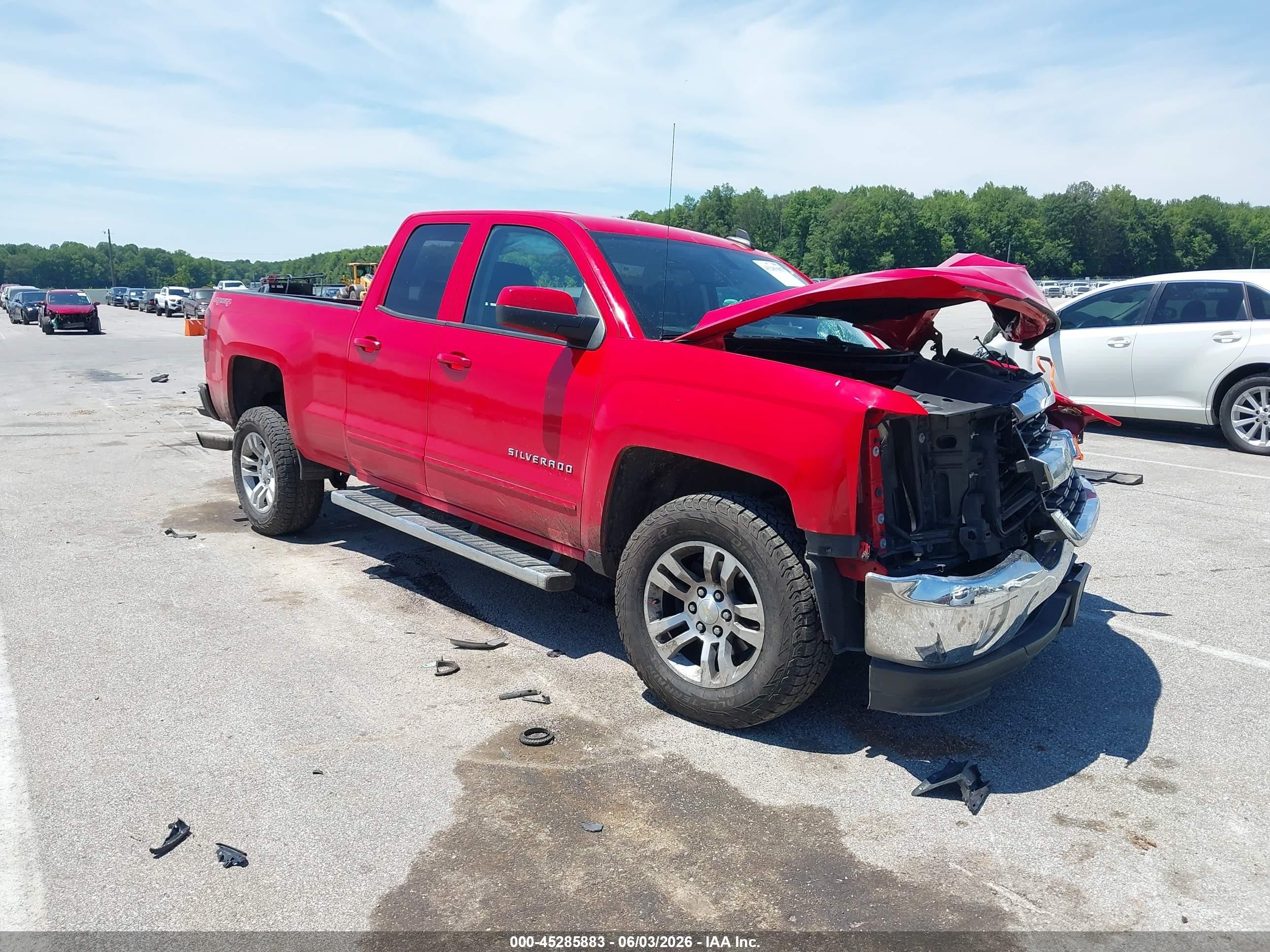 2017 Chevrolet Silverado 1500 LT, VIN 1GCVKREC2HZ163683 — Перед