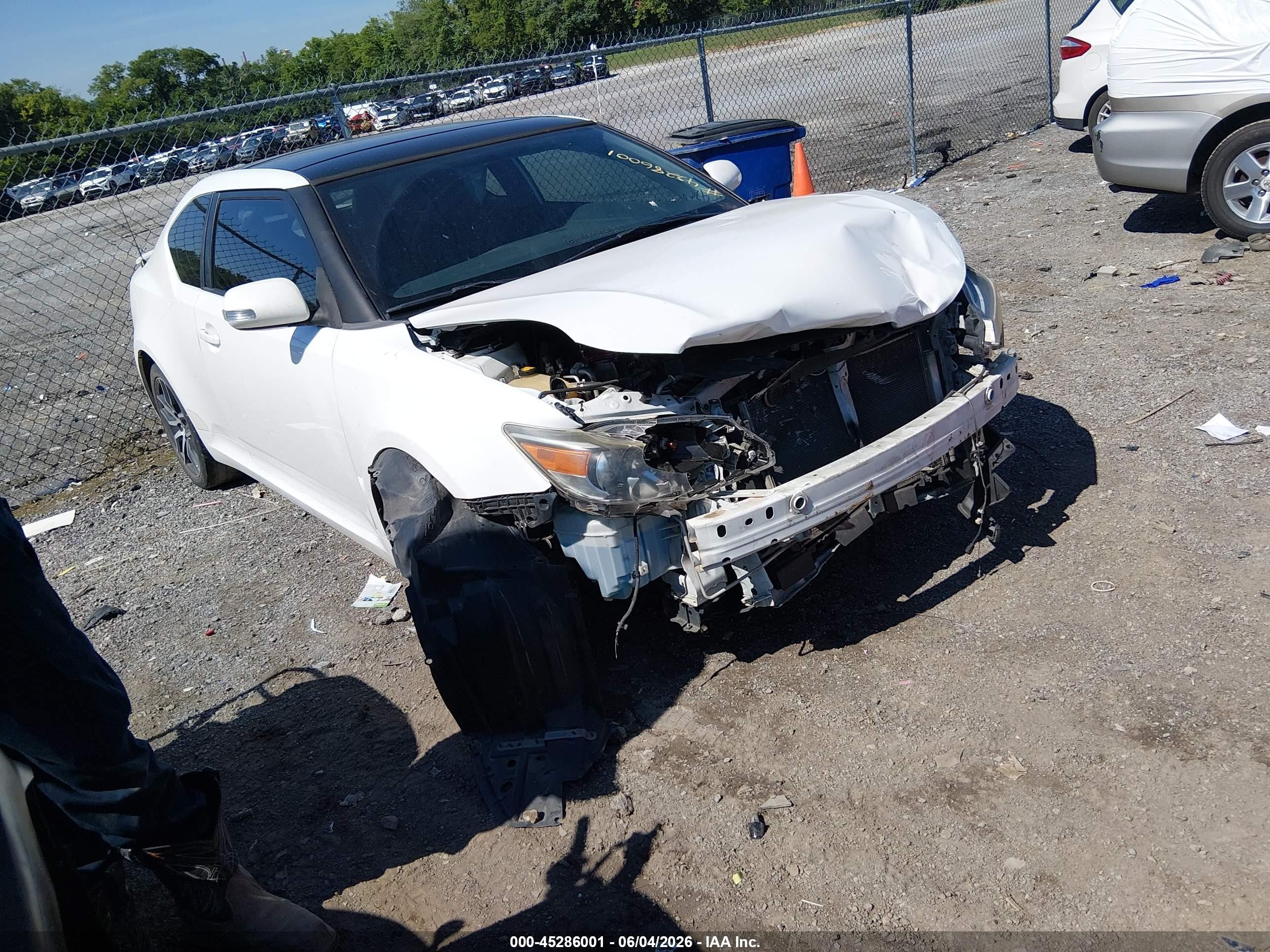 2014 Scion tC, VIN JTKJF5C79E3083998 — Front end