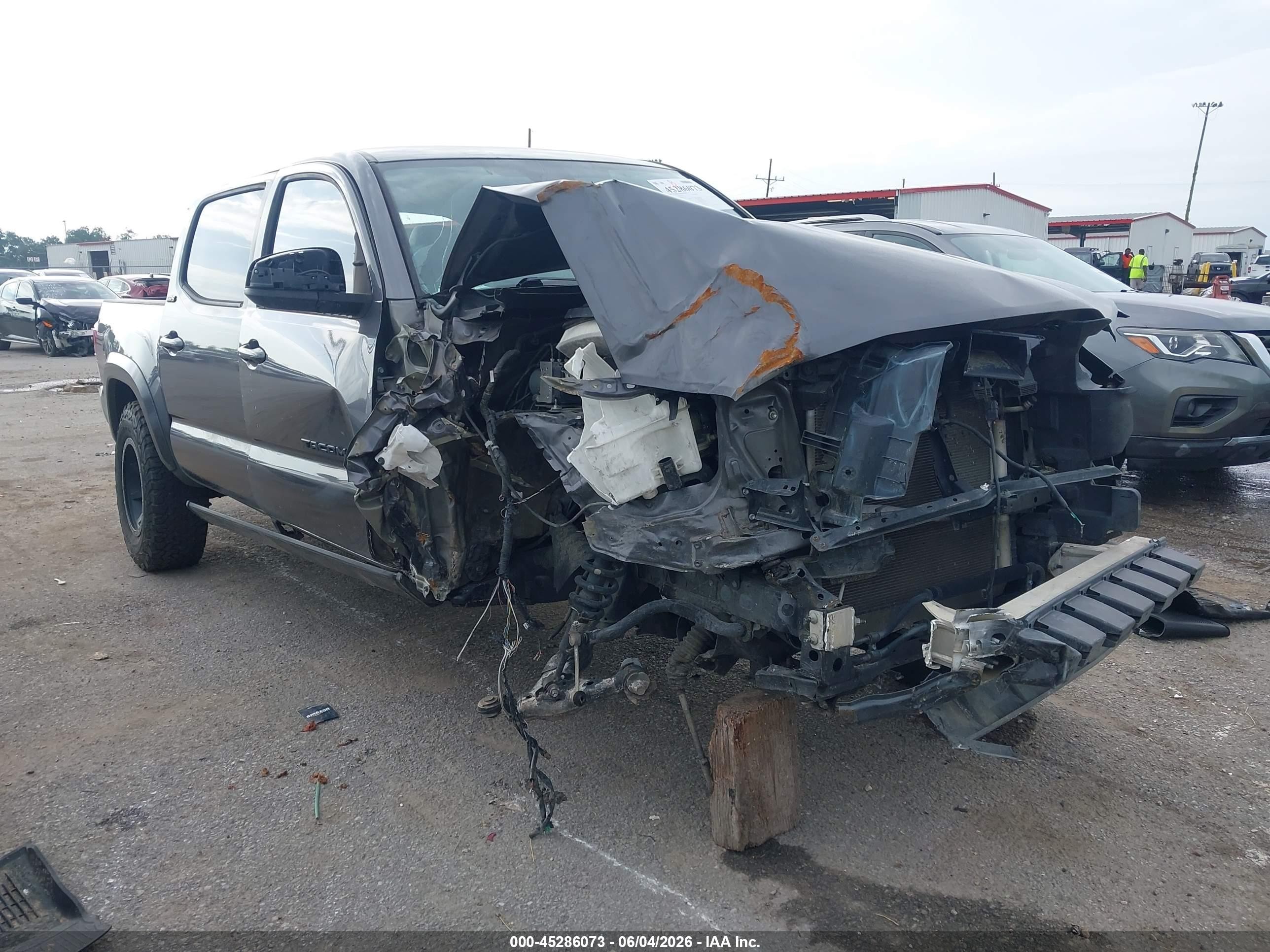 2021 Toyota Tacoma TRD Sport, VIN 5TFAZ5CN3MX113758 — Перед