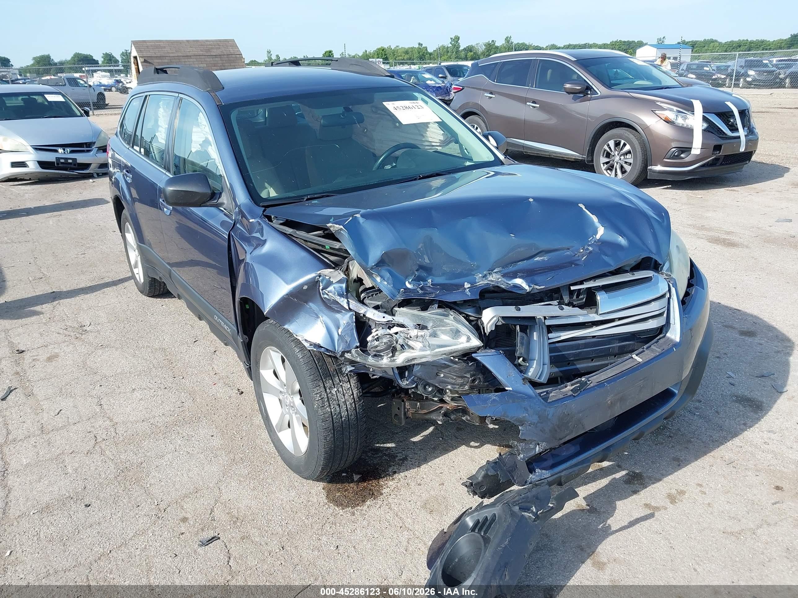 2014 Subaru Outback 2.5i, VIN 4S4BRCAC7E3226188 — Front end