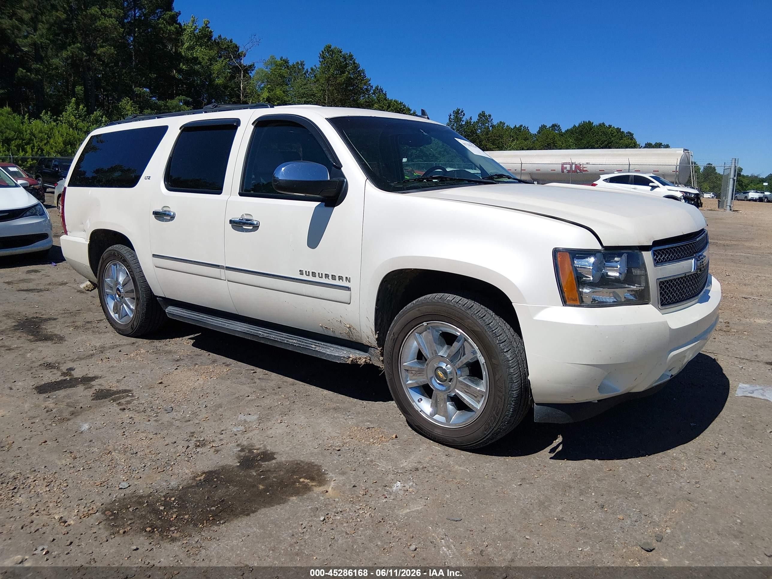 2010 Chevrolet Suburban LTZ, VIN 1GNUCKE03AR211887 — Бок
