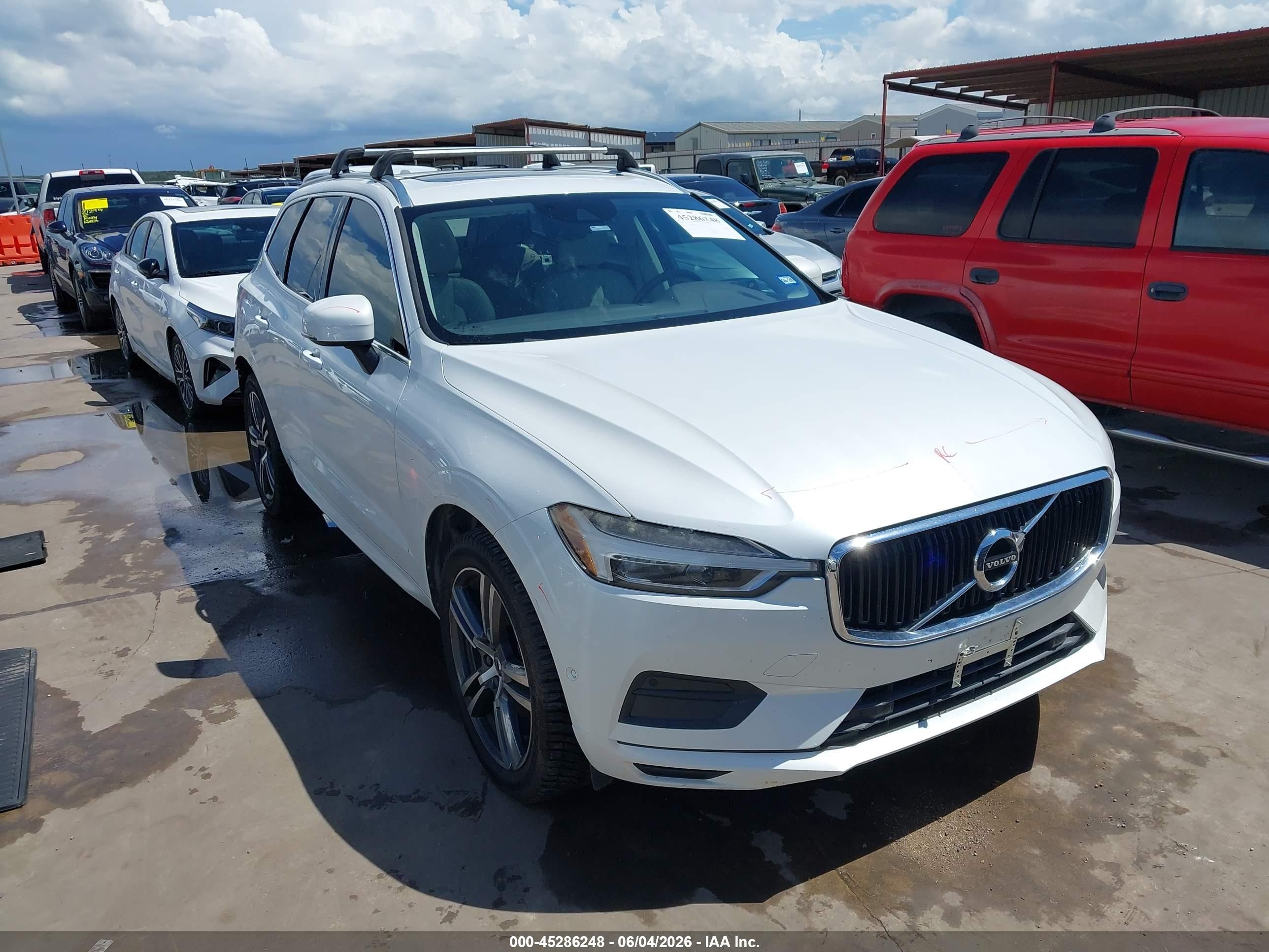 2018 Volvo XC60 Momentum, VIN LYV102RK5JB078105 — Rear end