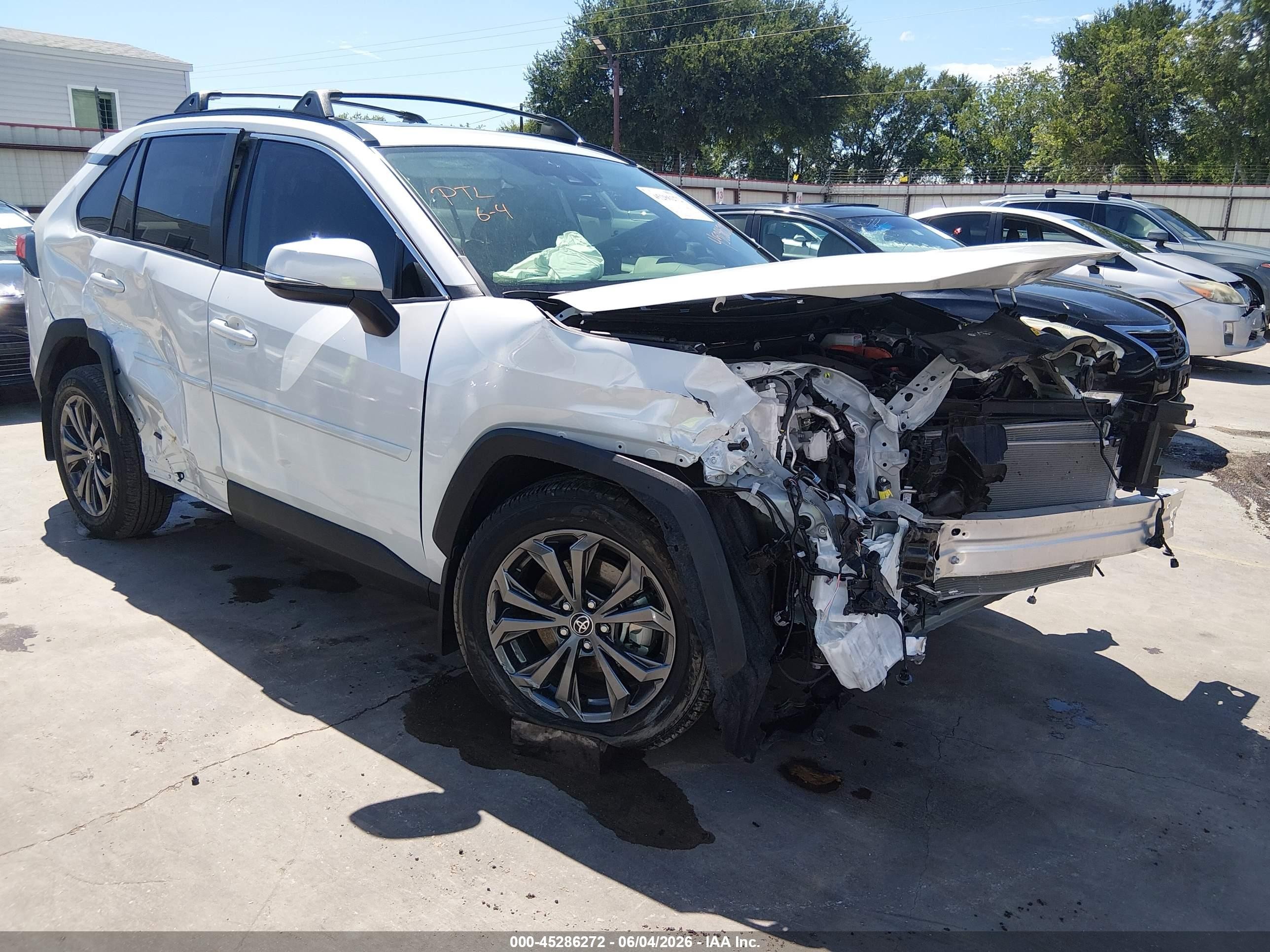 2025 Toyota RAV4 Hybrid XLE Premium, VIN JTMB6RFV4SJ079166 — Перед