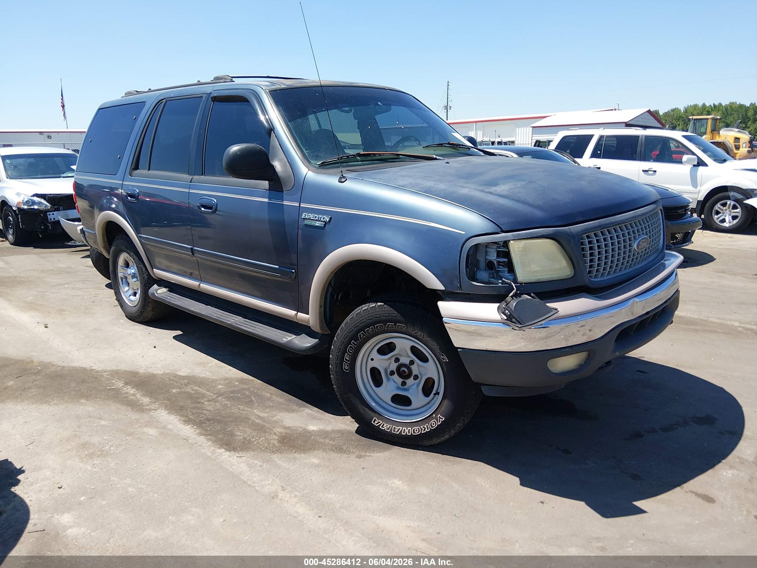 1999 Ford Expedition XLT, VIN 1FMPU18L0XLB50573 — Front end