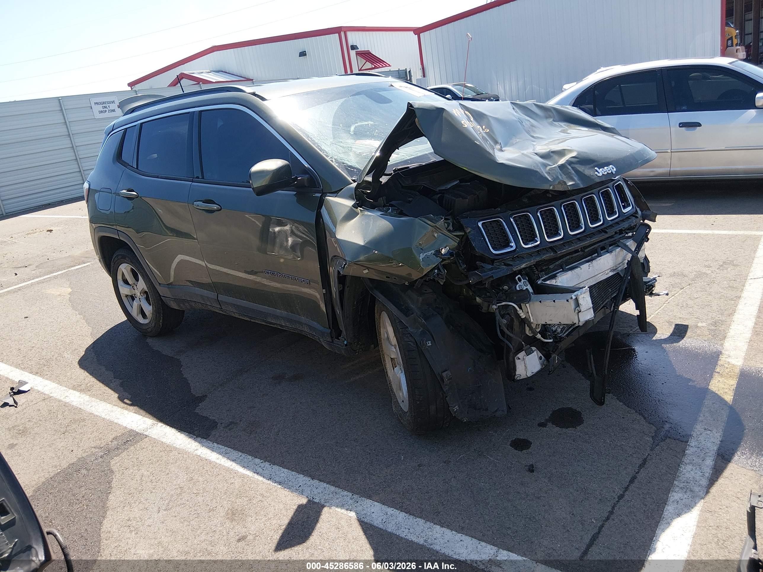 2018 Jeep Compass Latitude, VIN 3C4NJDBB8JT436897 — Front end