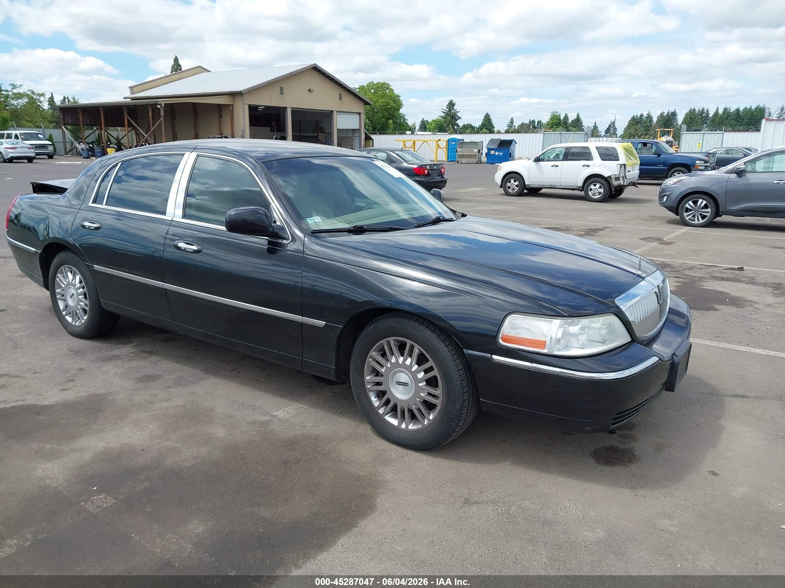 2006 Lincoln Town Car Signature, VIN 1LNHM81V36Y617673 — Rear end