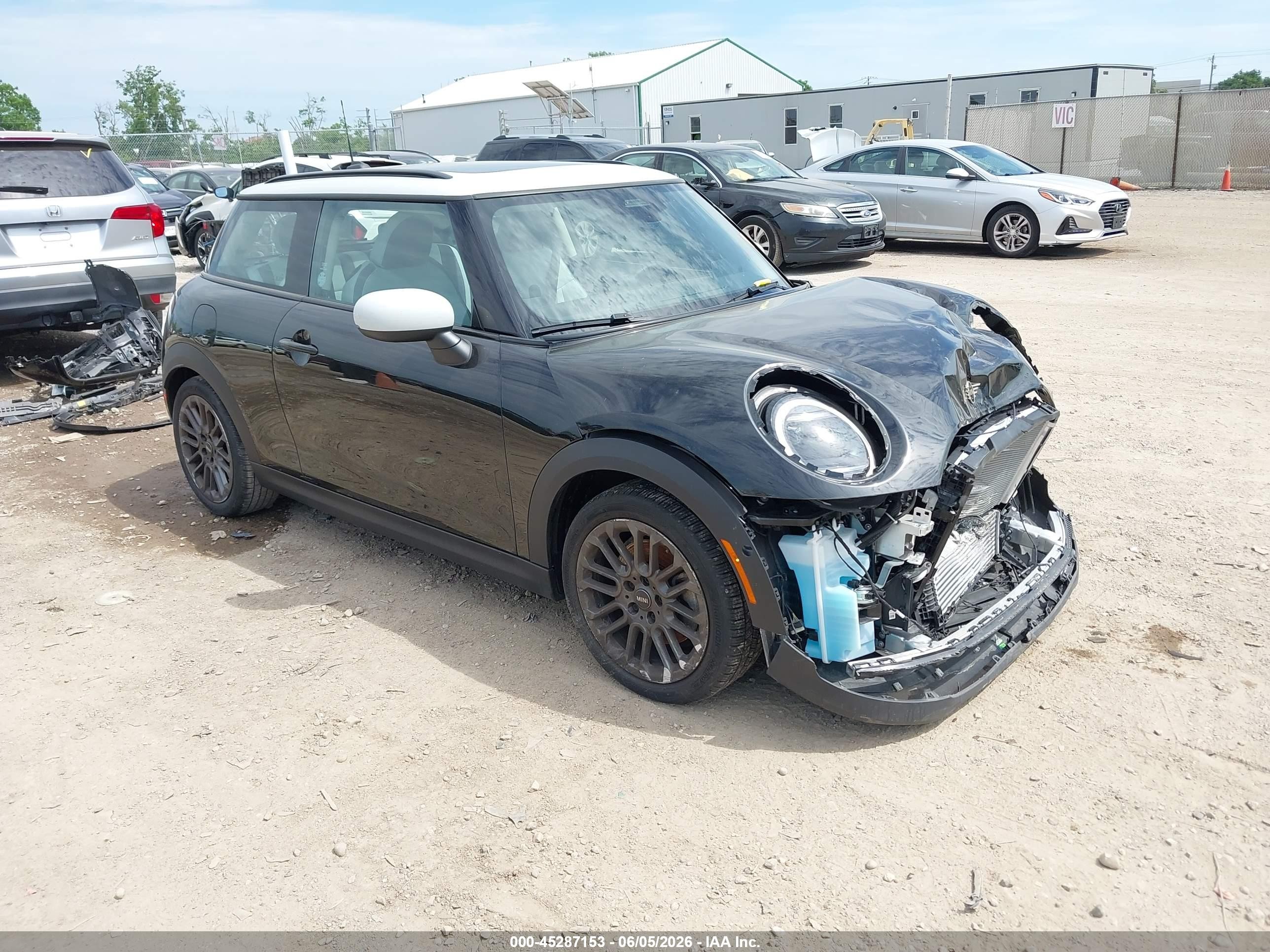 2025 MINI Hardtop Cooper S, VIN WMW23GD07S2W95973 — Перед
