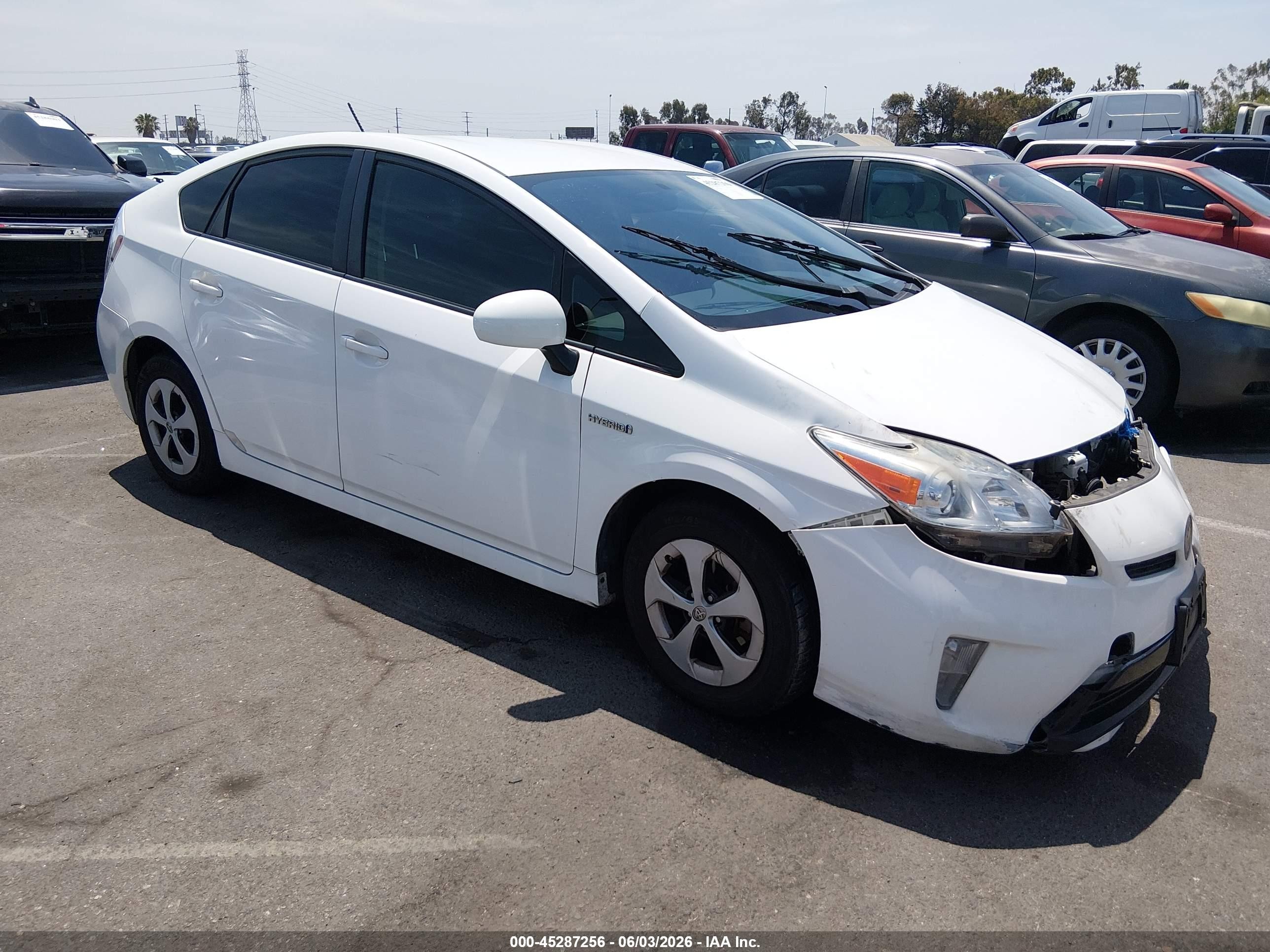 2015 Toyota Prius Three, VIN JTDKN3DU4F1960773 — Front end