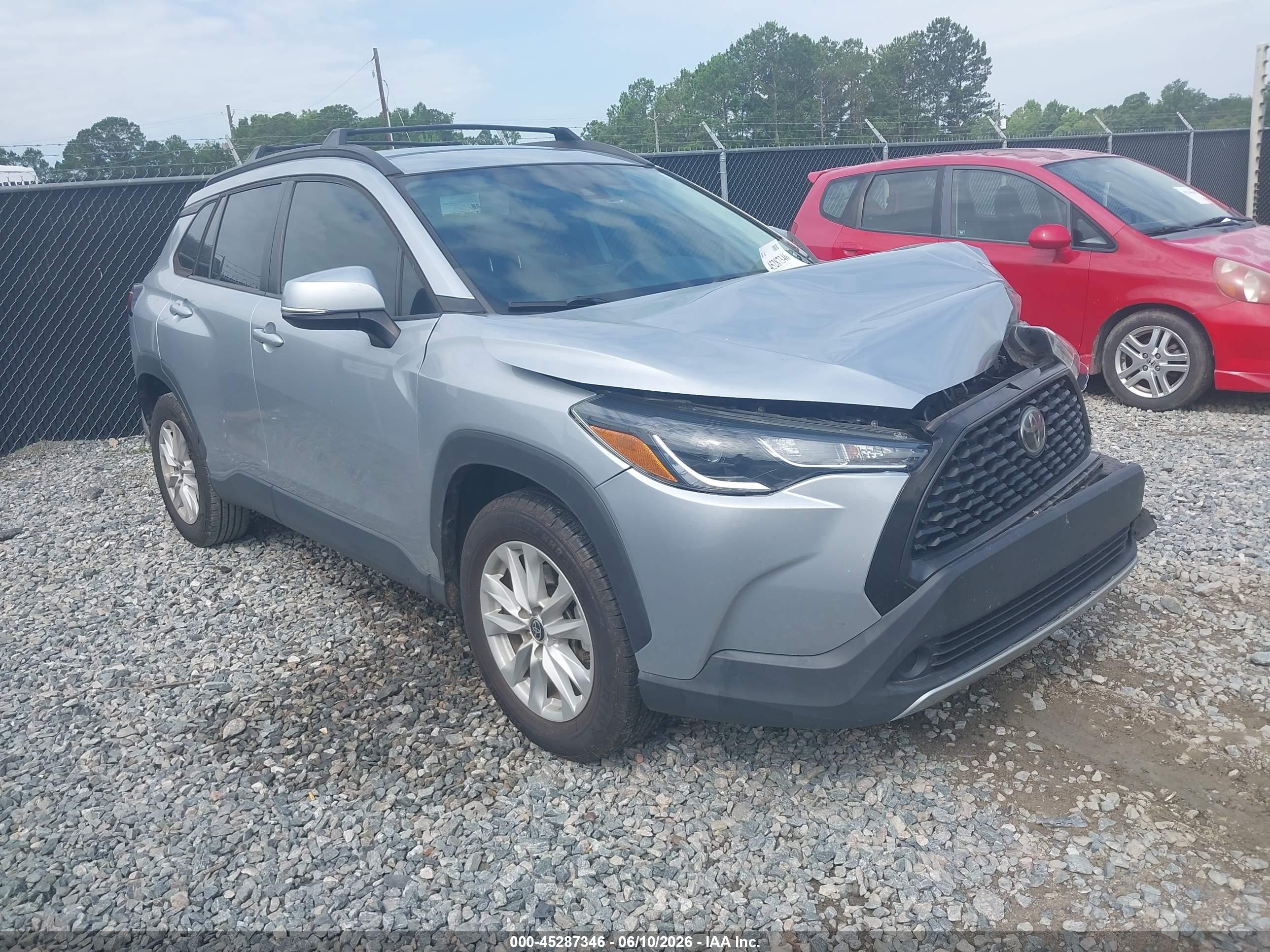 2022 Toyota Corolla Cross LE, VIN 7MUCAAAG2NV001544 — Front end