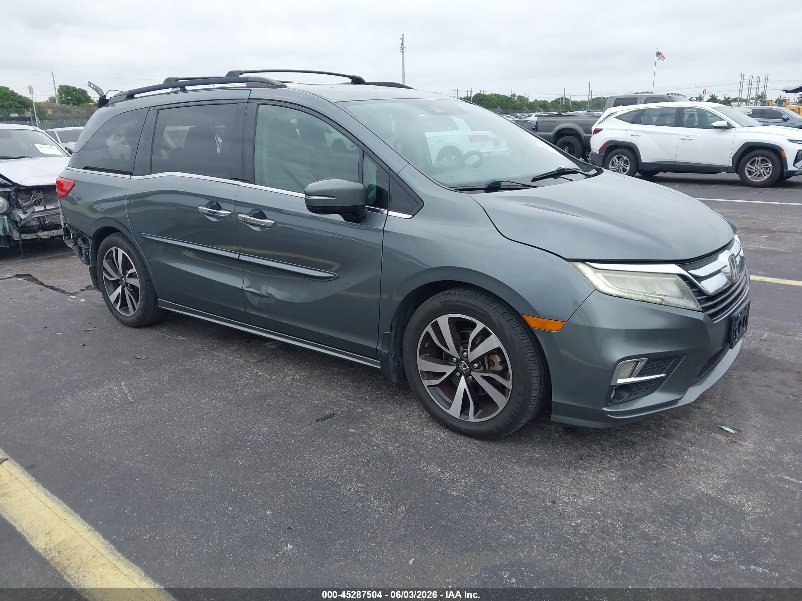 2018 Honda Odyssey Elite, VIN 5FNRL6H96JB111062 — Rear end