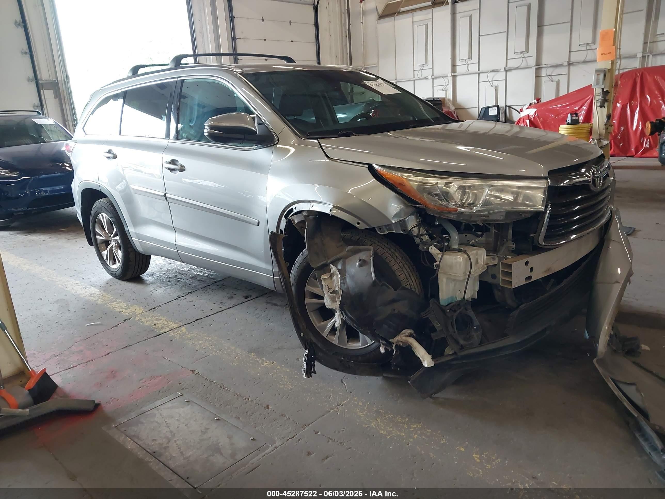 2015 Toyota Highlander XLE, VIN 5TDJKRFH1FS192731 — Front end