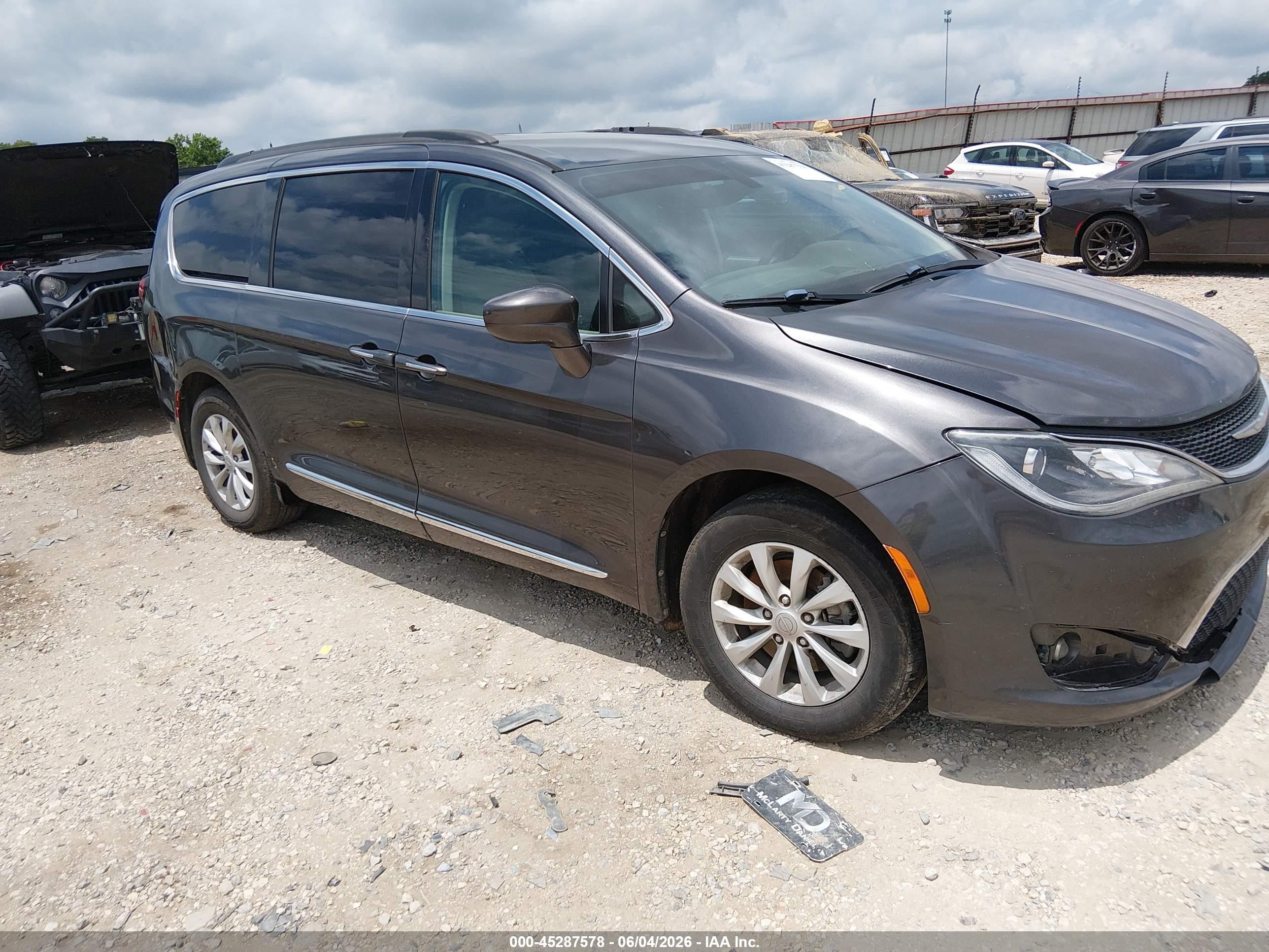 2017 Chrysler Pacifica Touring L, VIN 2C4RC1BGXHR524482 — Not stated