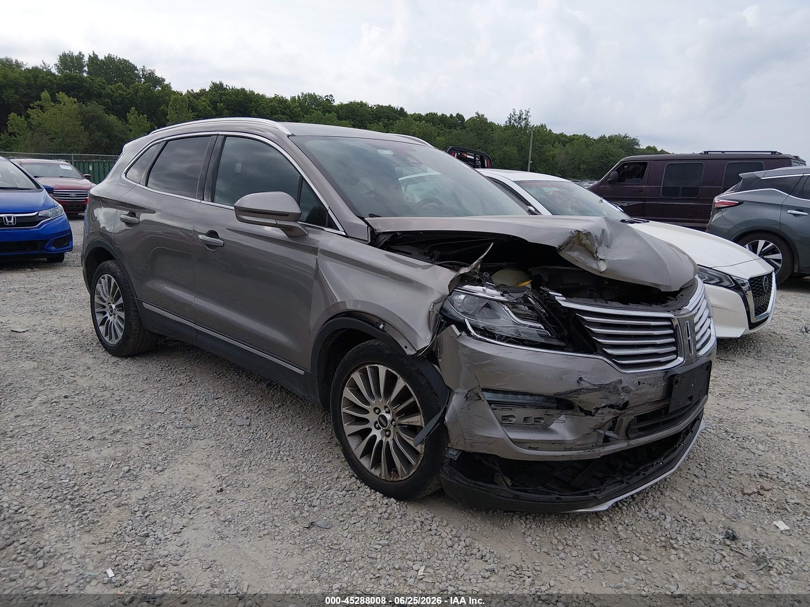 2017 Lincoln MKC Reserve, VIN 5LMCJ3D96HUL61069 — Front end