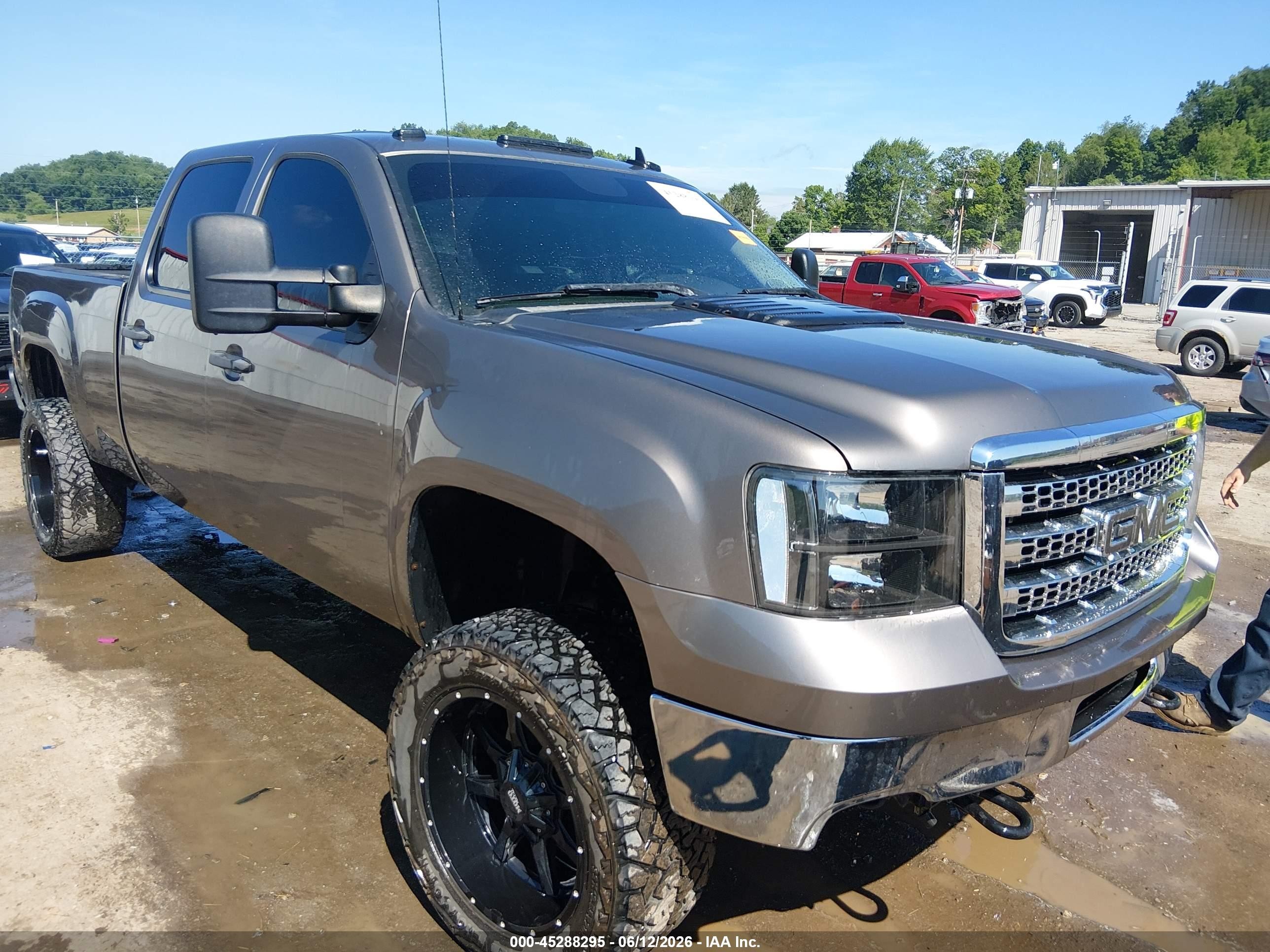 2012 GMC Sierra 2500HD SLE, VIN 1GT120C86CF187665 — Rear end