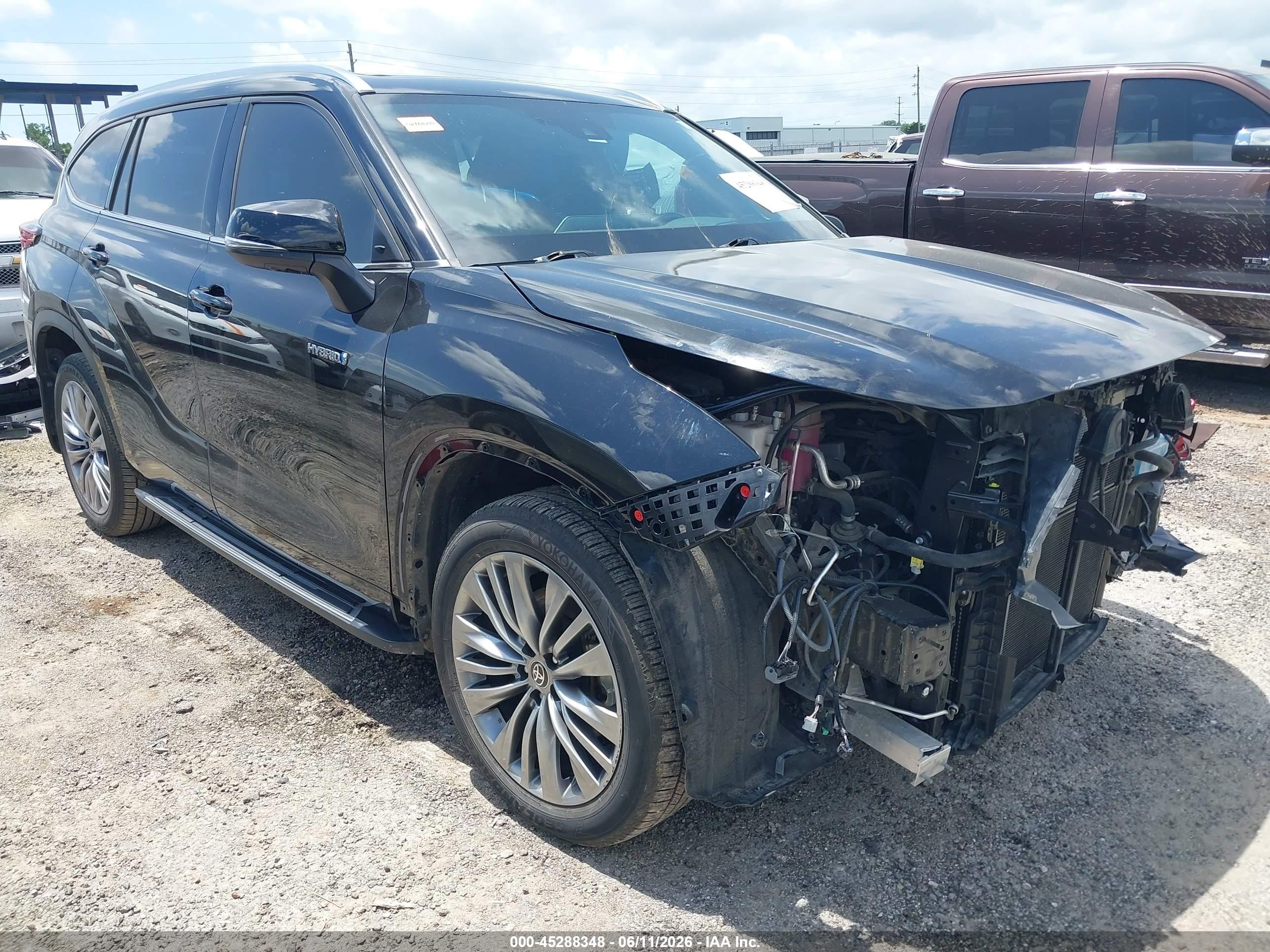 2021 Toyota Highlander Hybrid Platinum, VIN 5TDFARAH6MS006081 — Перед