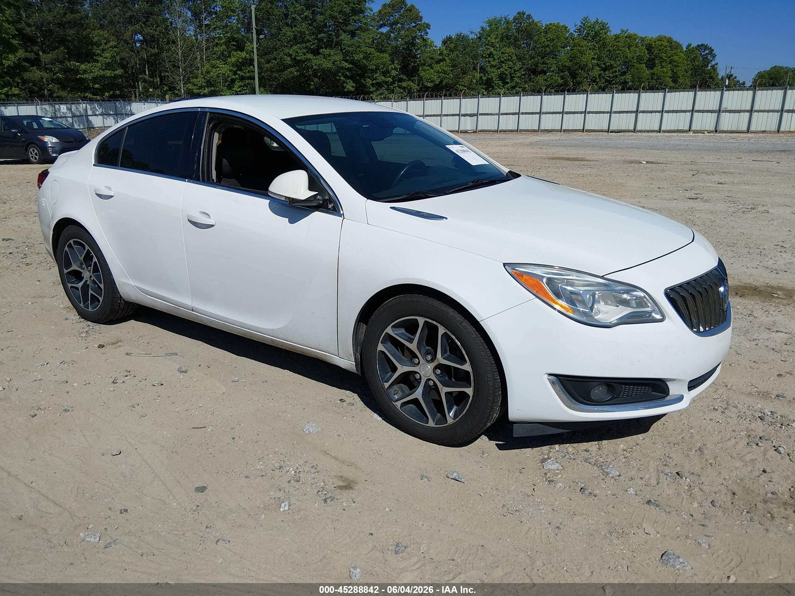 2017 Buick Regal Sport Touring, VIN 2G4GL5EX9H9141168 — Зад