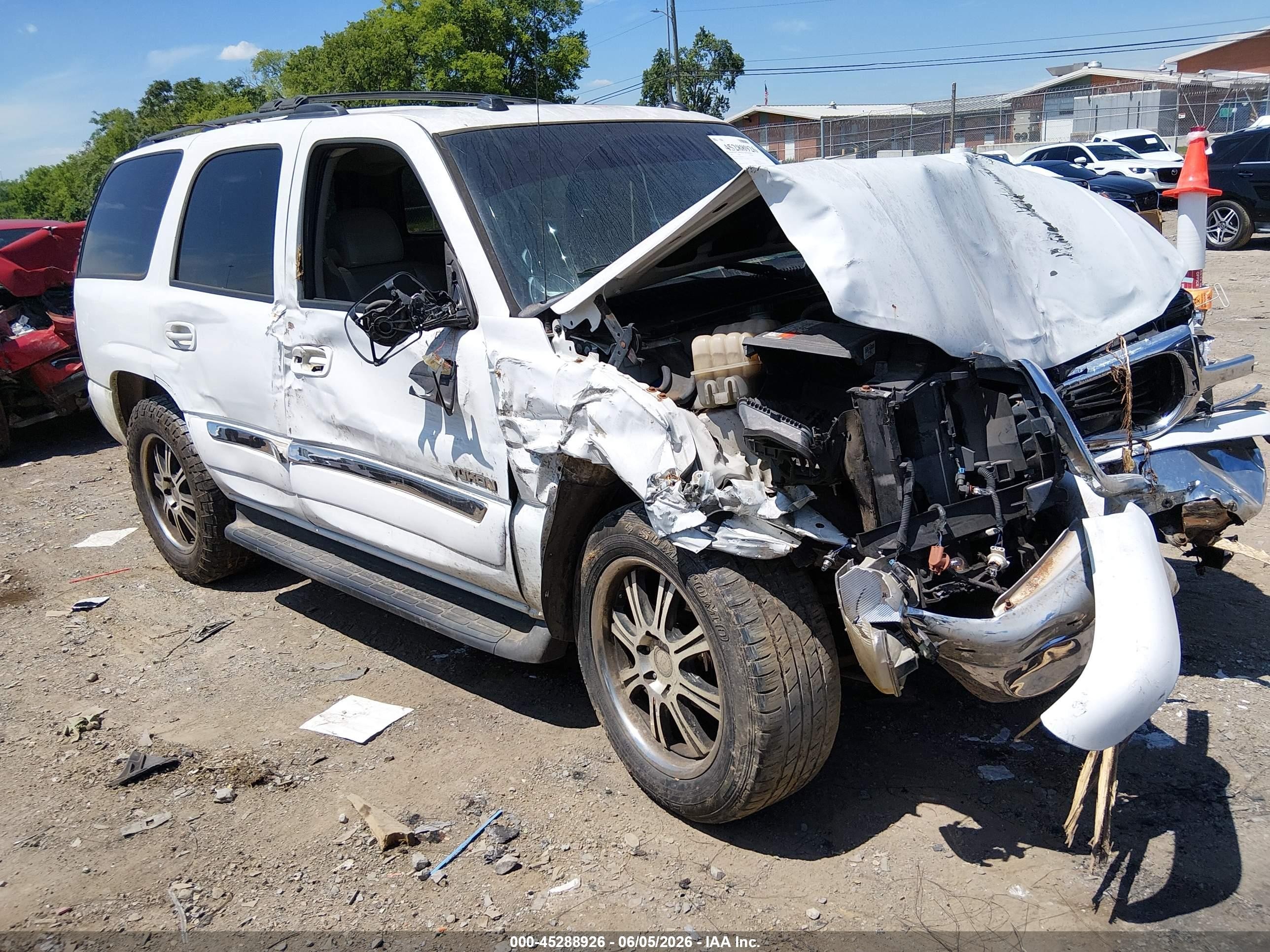 2005 GMC Yukon SLT, VIN 1GKEC13T95J236015 — Front end