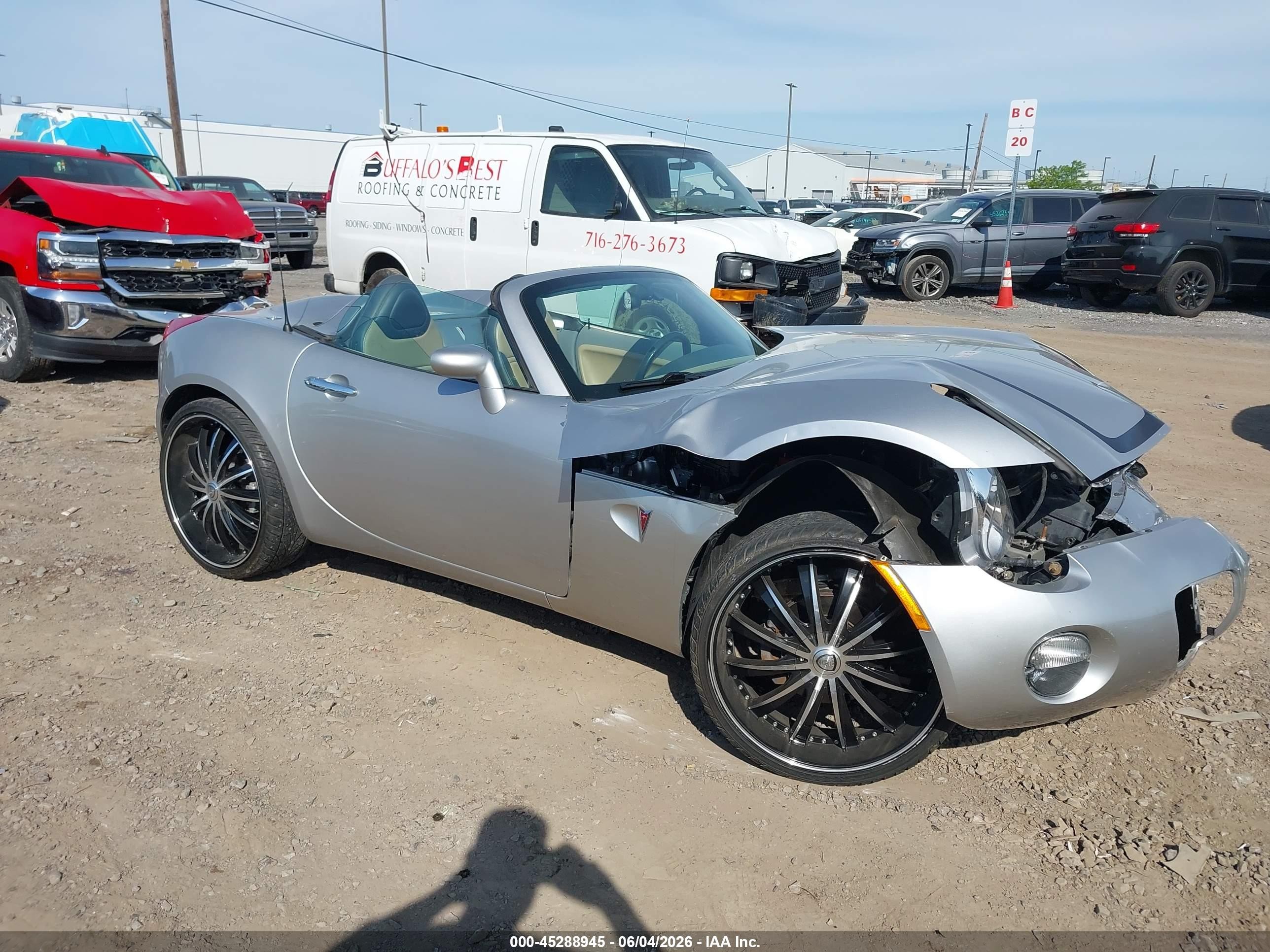 2006 Pontiac Solstice, VIN 1G2MB33B06Y103427 — Front end