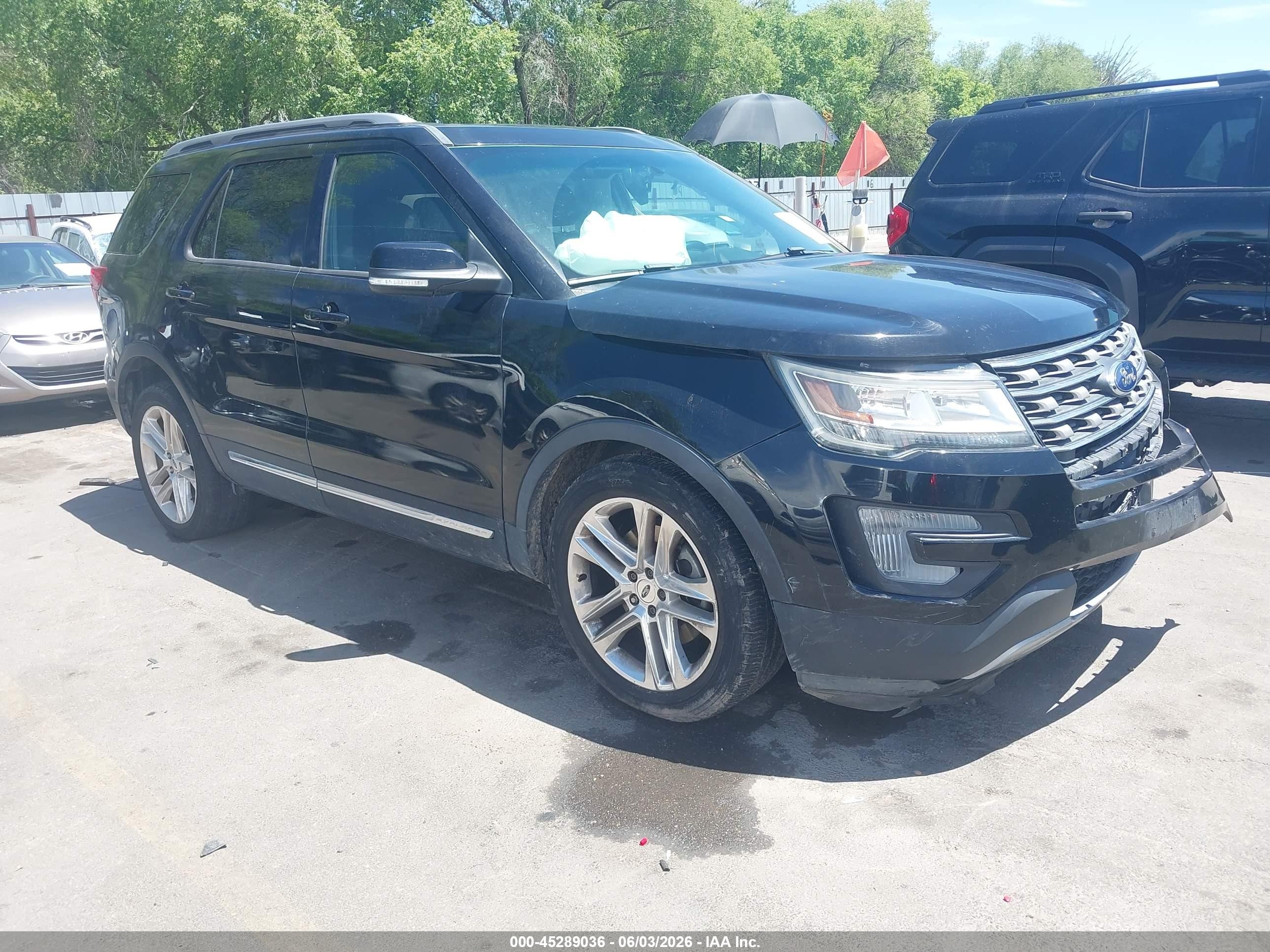 2017 Ford Explorer XLT, VIN 1FM5K7D87HGA69730 — Side