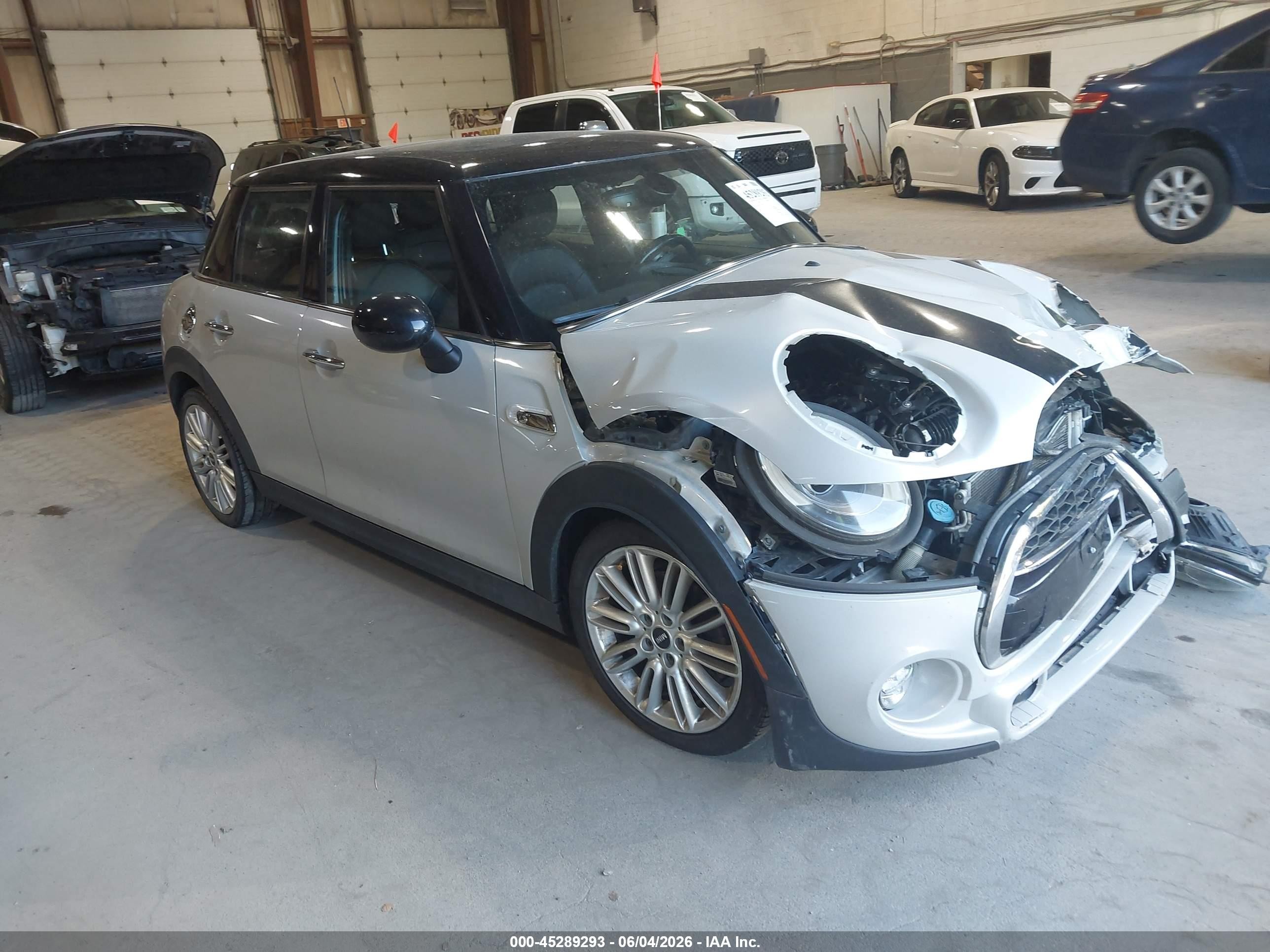 2017 MINI Hardtop 4 Door Cooper S, VIN WMWXU3C30H2D33311 — Front end