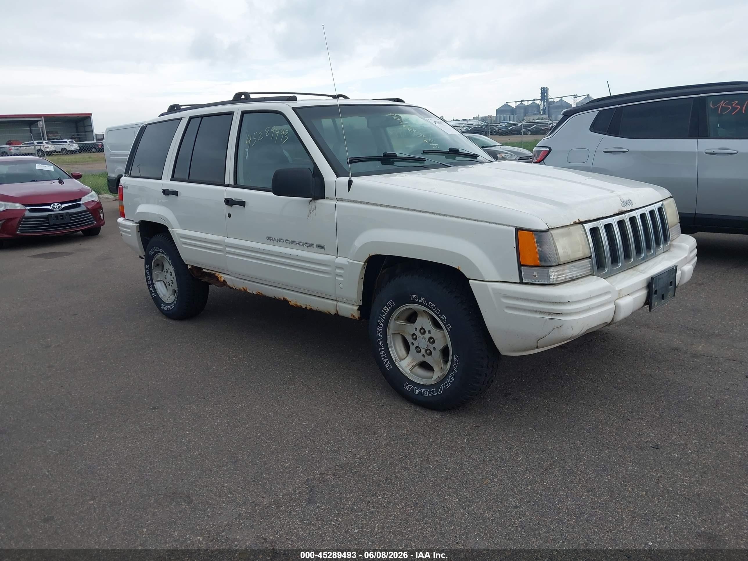 1998 Jeep Grand Cherokee Laredo, VIN 1J4GZ48S1WC272964 — Rear end