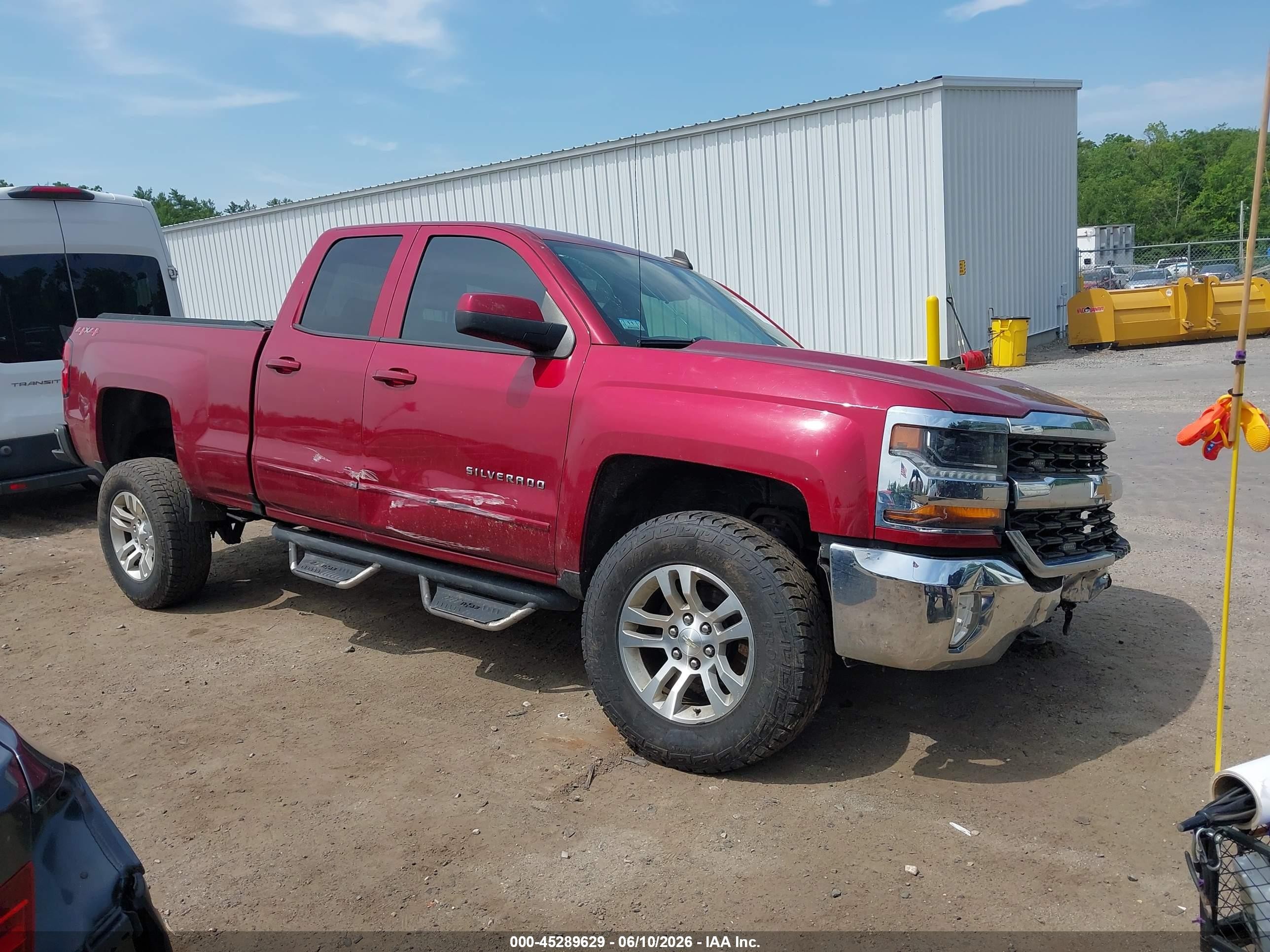 2018 Chevrolet Silverado 1500 LT, VIN 1GCVKREC2JZ369785 — Front end