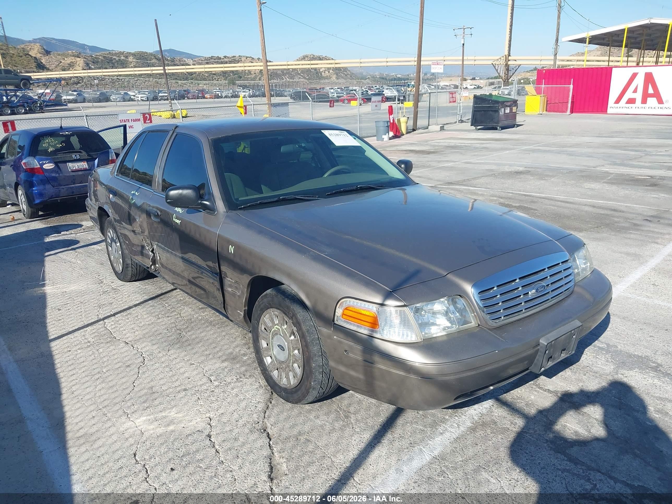2005 Ford Crown Victoria Standard, VIN 2FAFP73WX5X130557 — Side