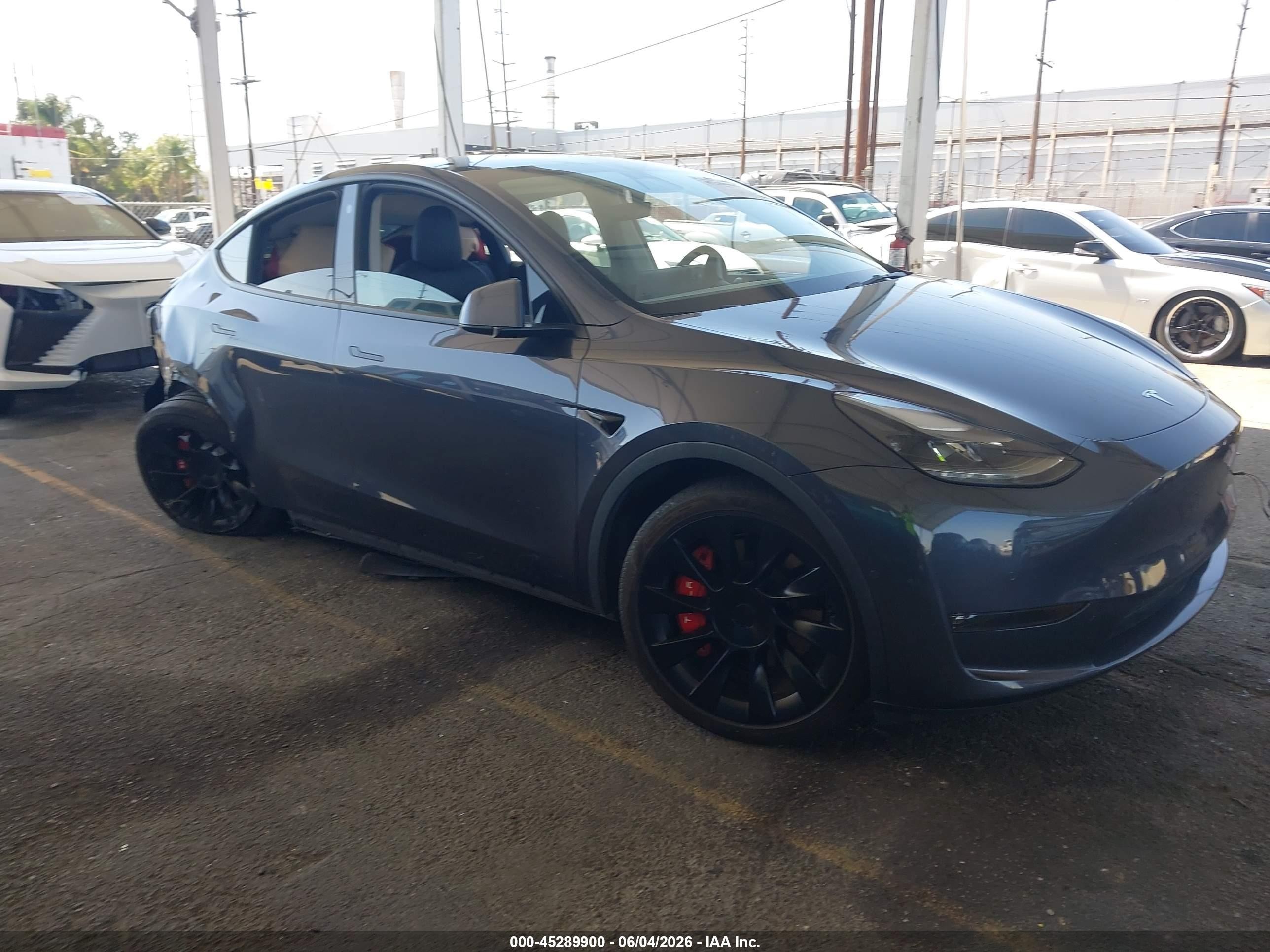 2021 Tesla Model Y Long Range, VIN 5YJYGDEE4MF182397 — Rear end