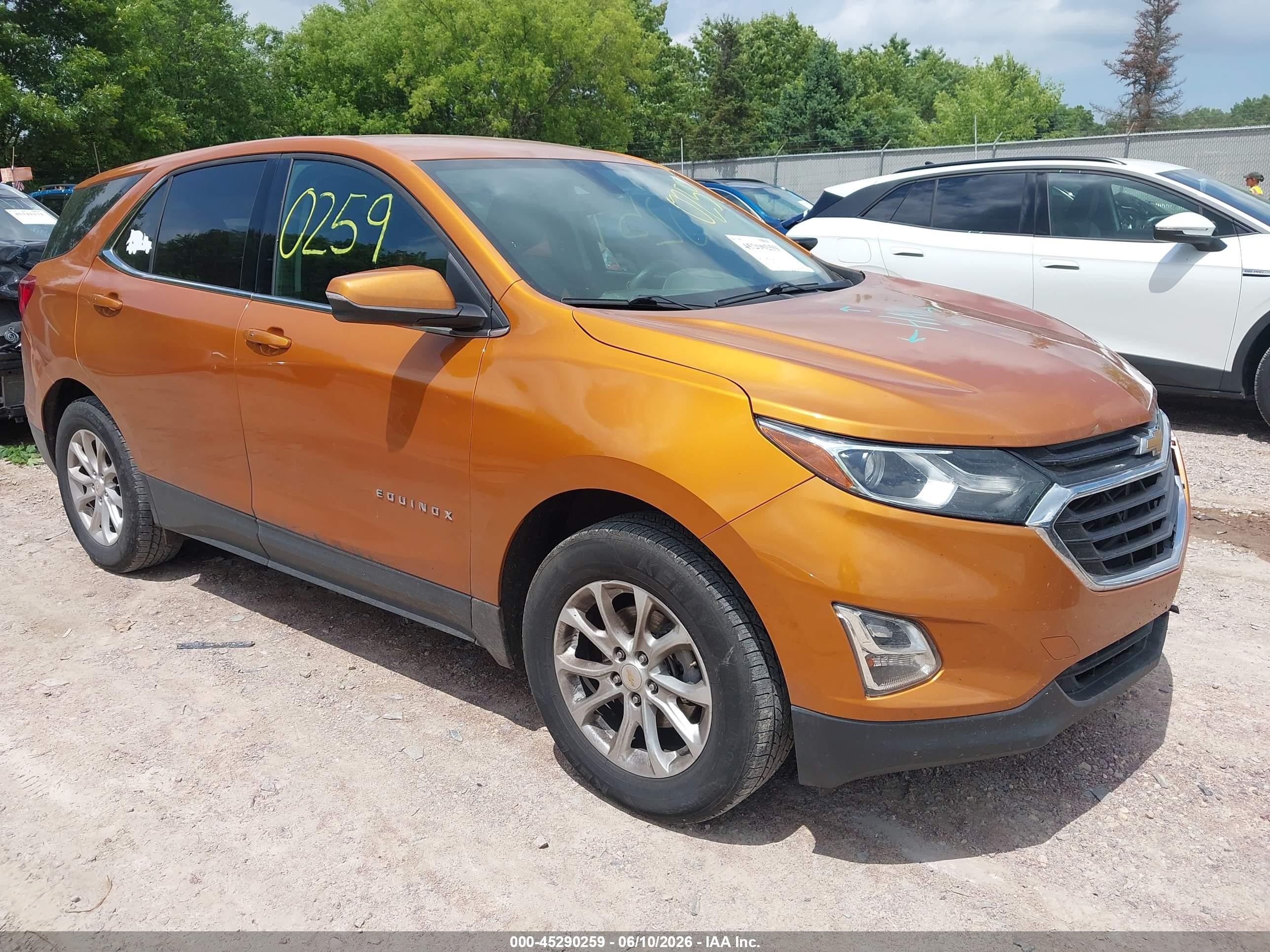 2018 Chevrolet Equinox LT, VIN 2GNAXSEV1J6261671 — Front end